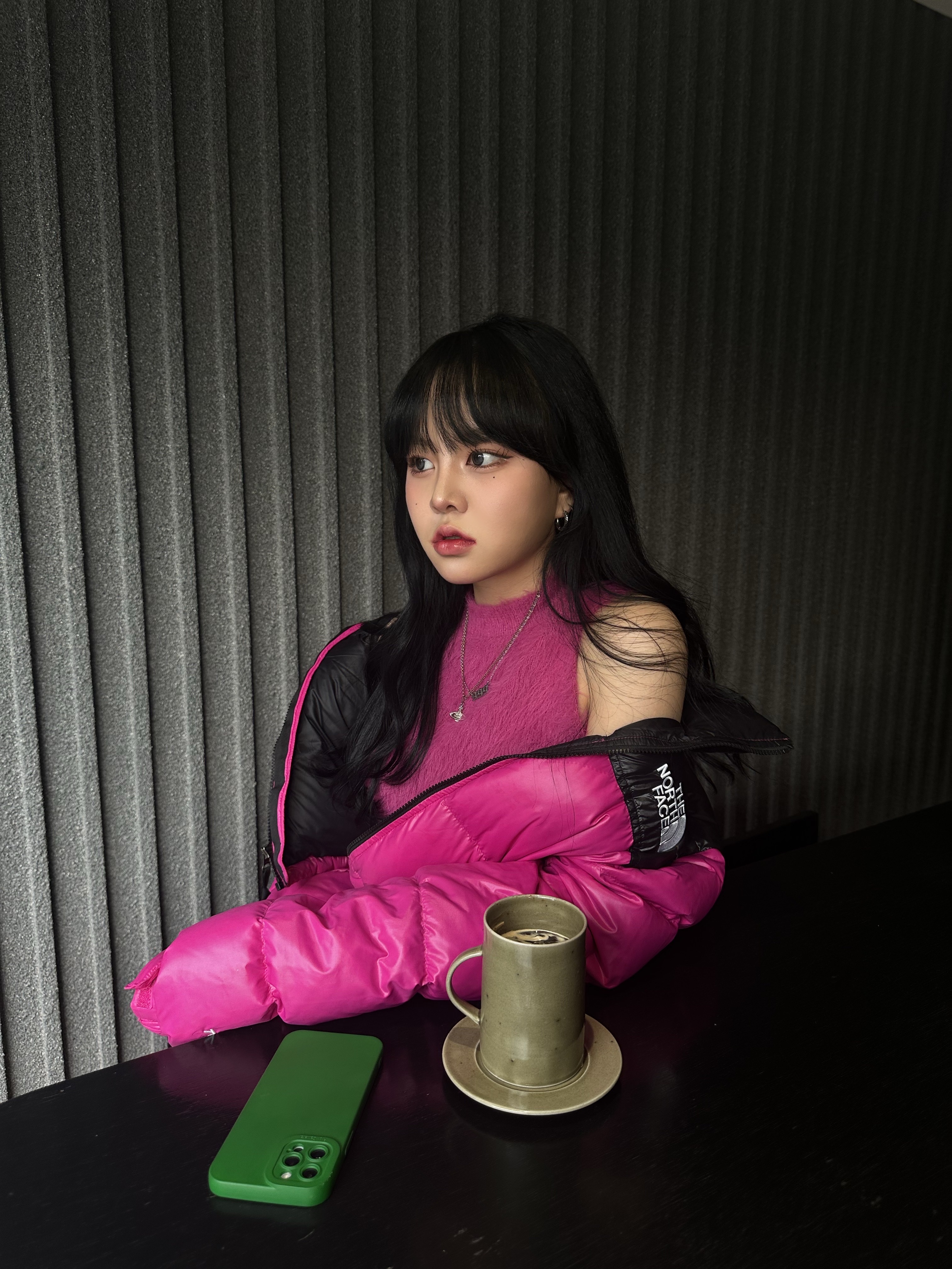 (W) The North Face Nuptse Short Jacket TNF Black, (W) The North Face Nuptse Short Jacket Fuchsia Pink 착용 스타일 - 2