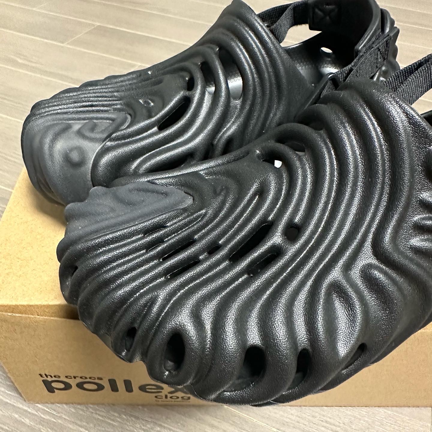 Crocs x Salehe Bembury Pollex Clog Sasquatch 착용 스타일 - 2