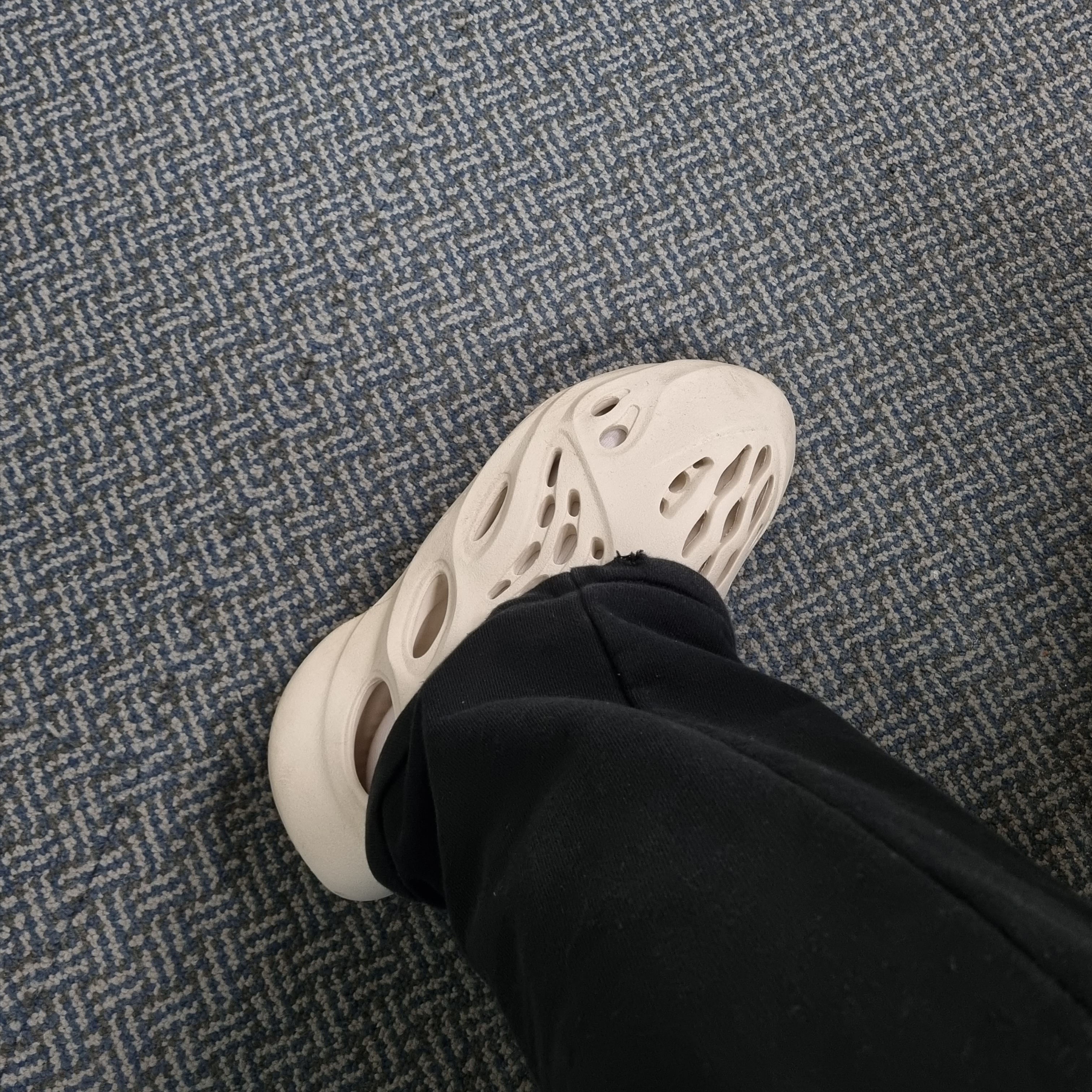 Adidas Yeezy Foam RNNR Sand 착용 스타일