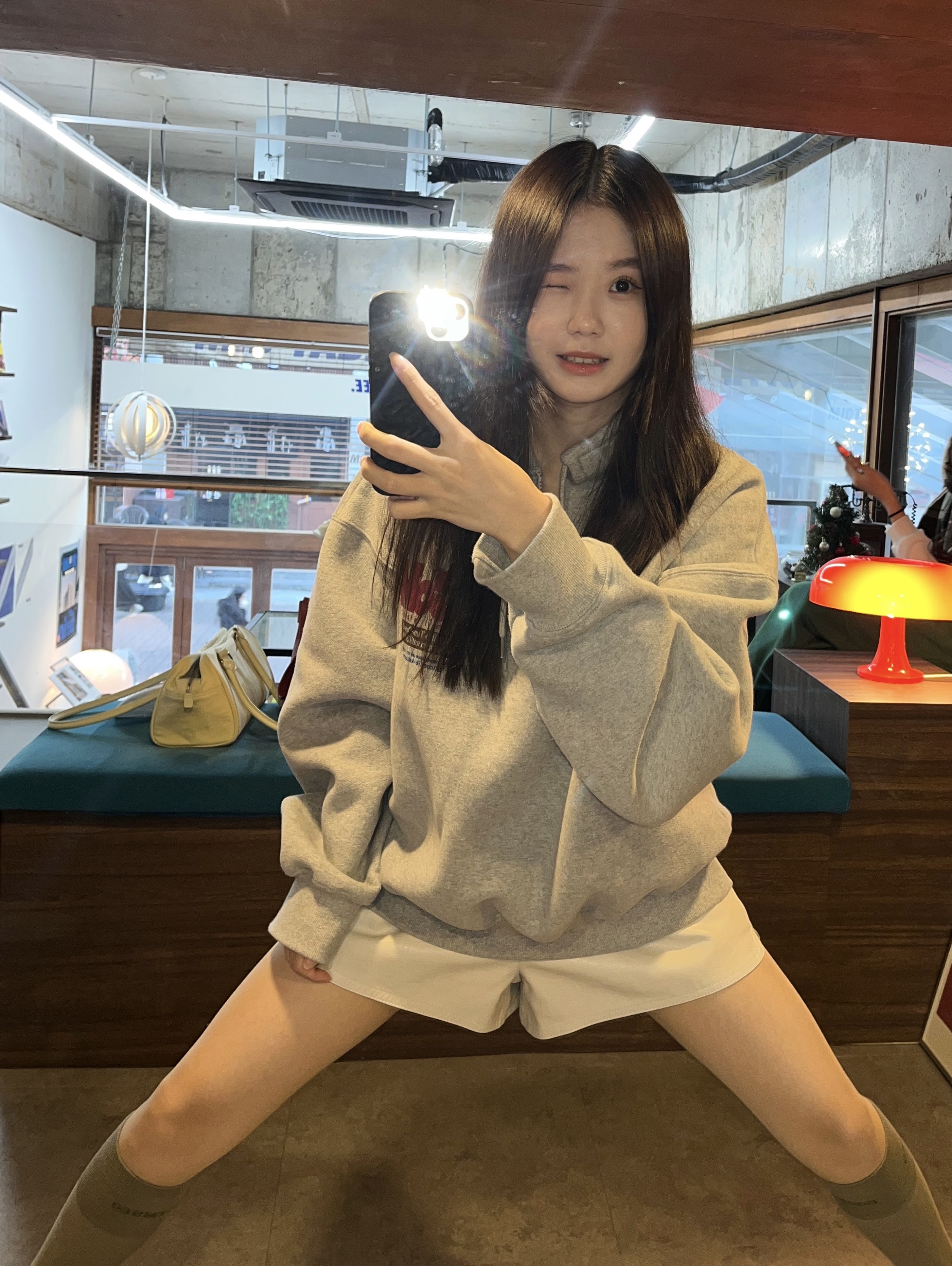 (W) UGG Classic Mini II Boots Chestnut 착용 스타일 - 3