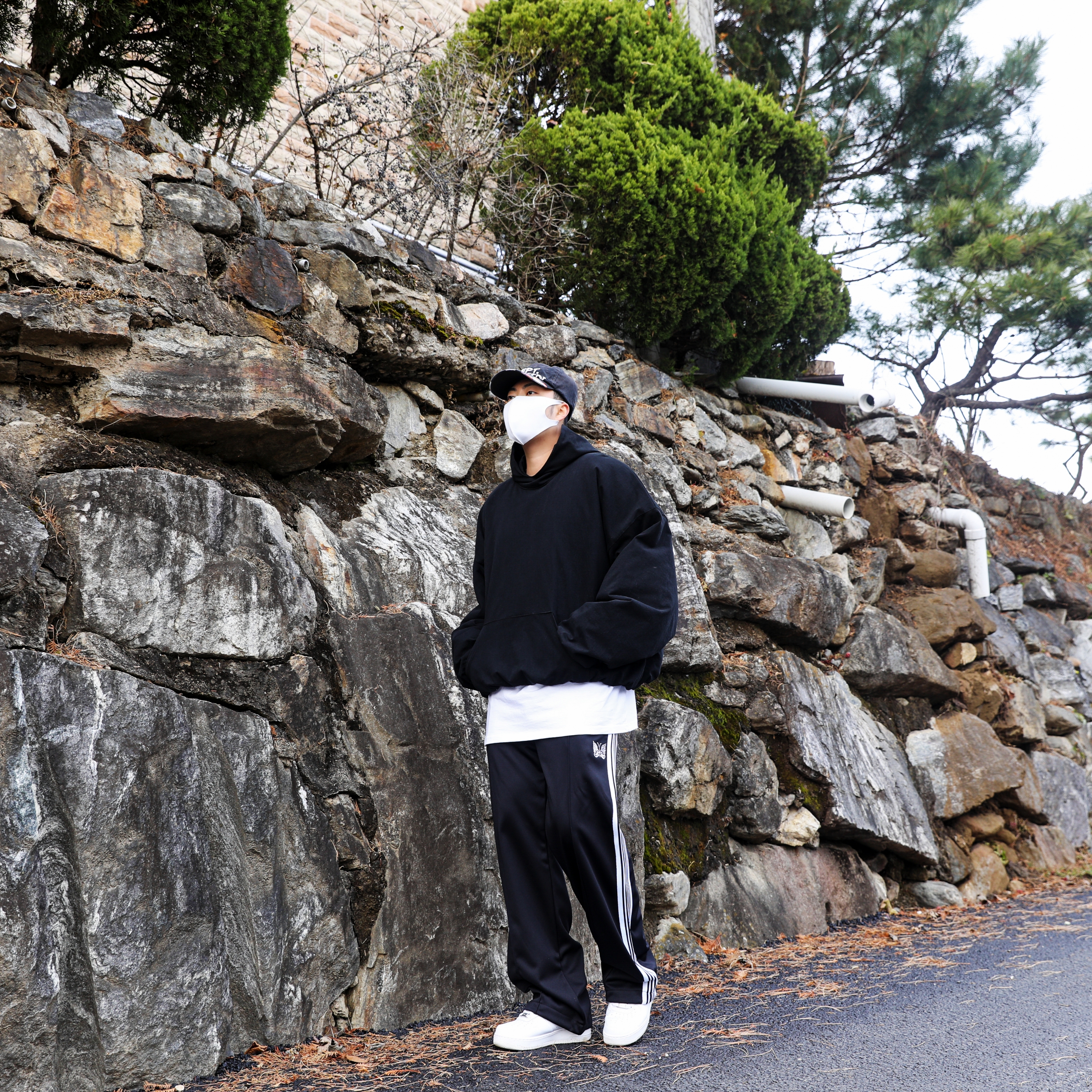 Yeezy Gap Hoodie Black, Needles x END. Blackjack Pants Black Pearl 착용 스타일 - 3