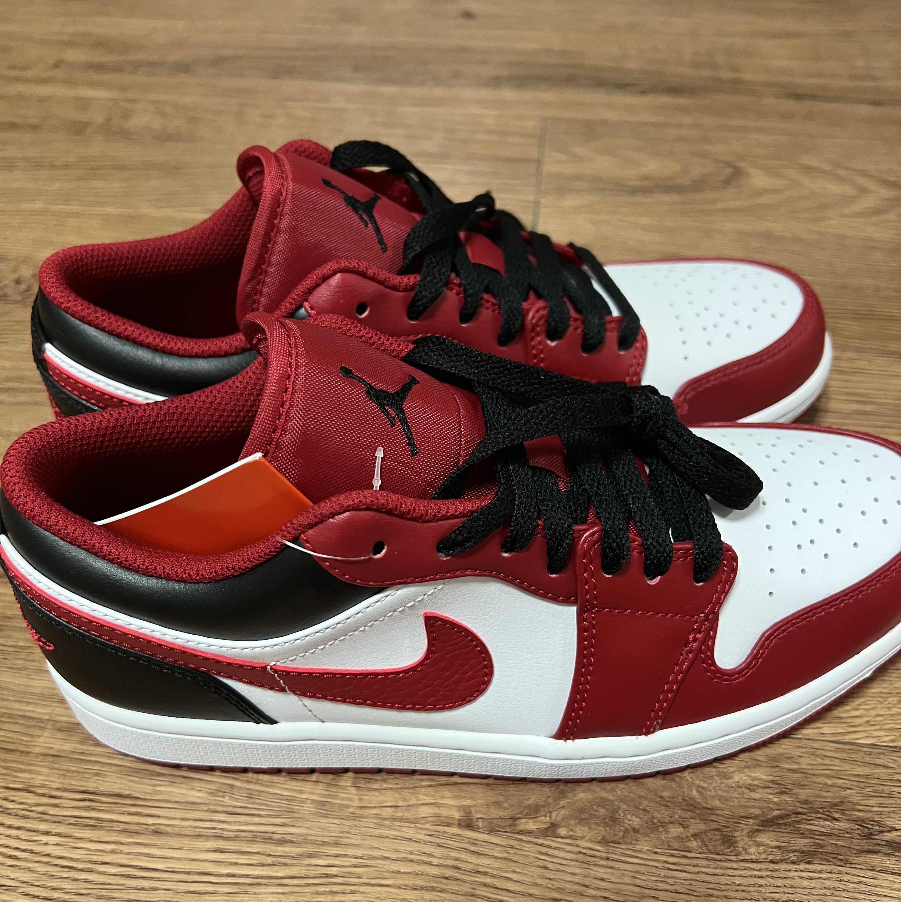 Jordan 1 Low White Gym Red Black 착용 스타일