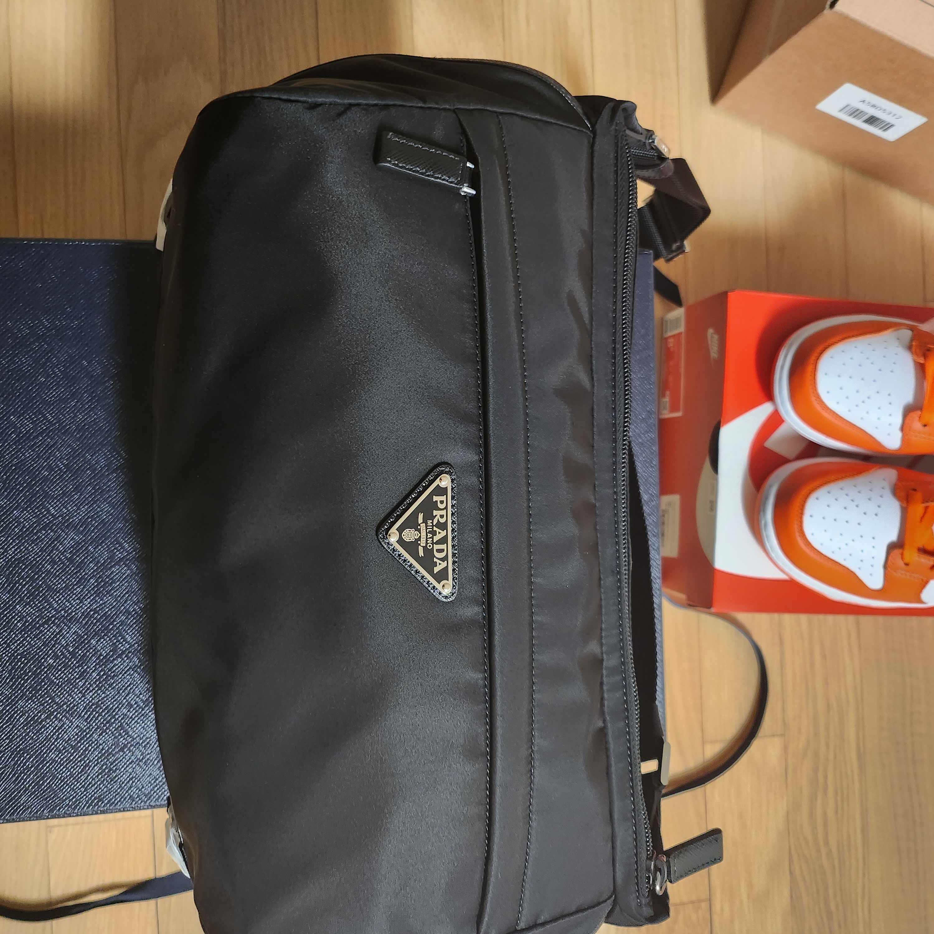Prada Re-Nylon and Saffiano Leather Shoulder Bag Black, Nike Dunk Low SP Syracuse 2022 착용 스타일 - 2