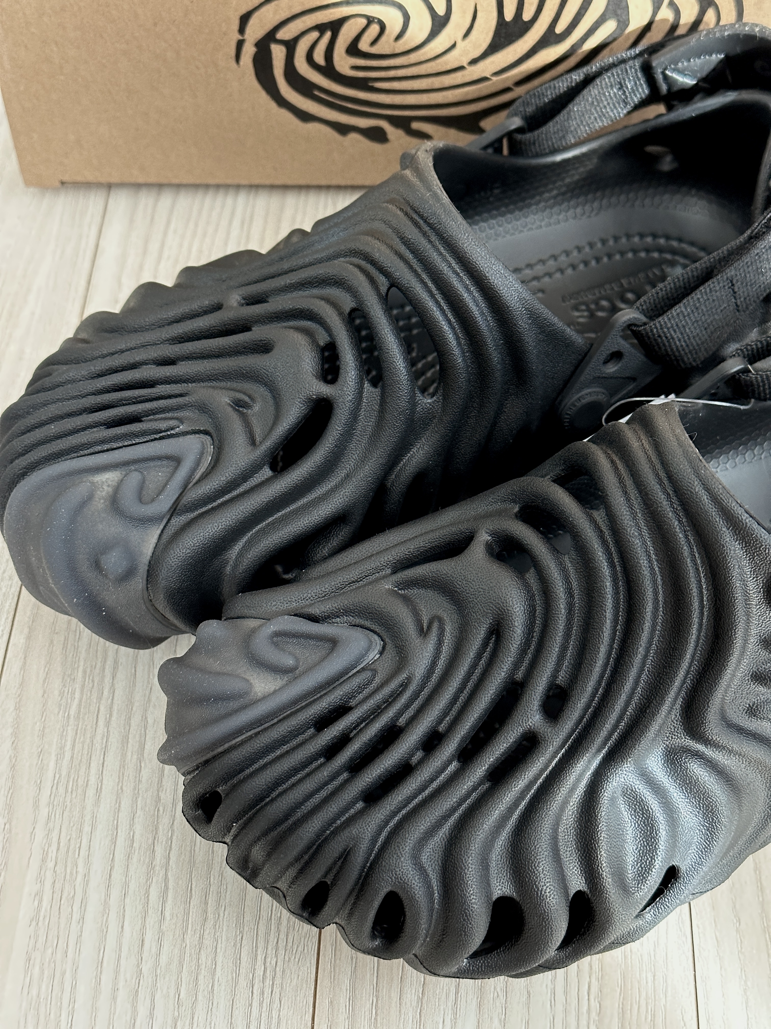 Crocs x Salehe Bembury Pollex Clog Sasquatch 착용 스타일 - 2