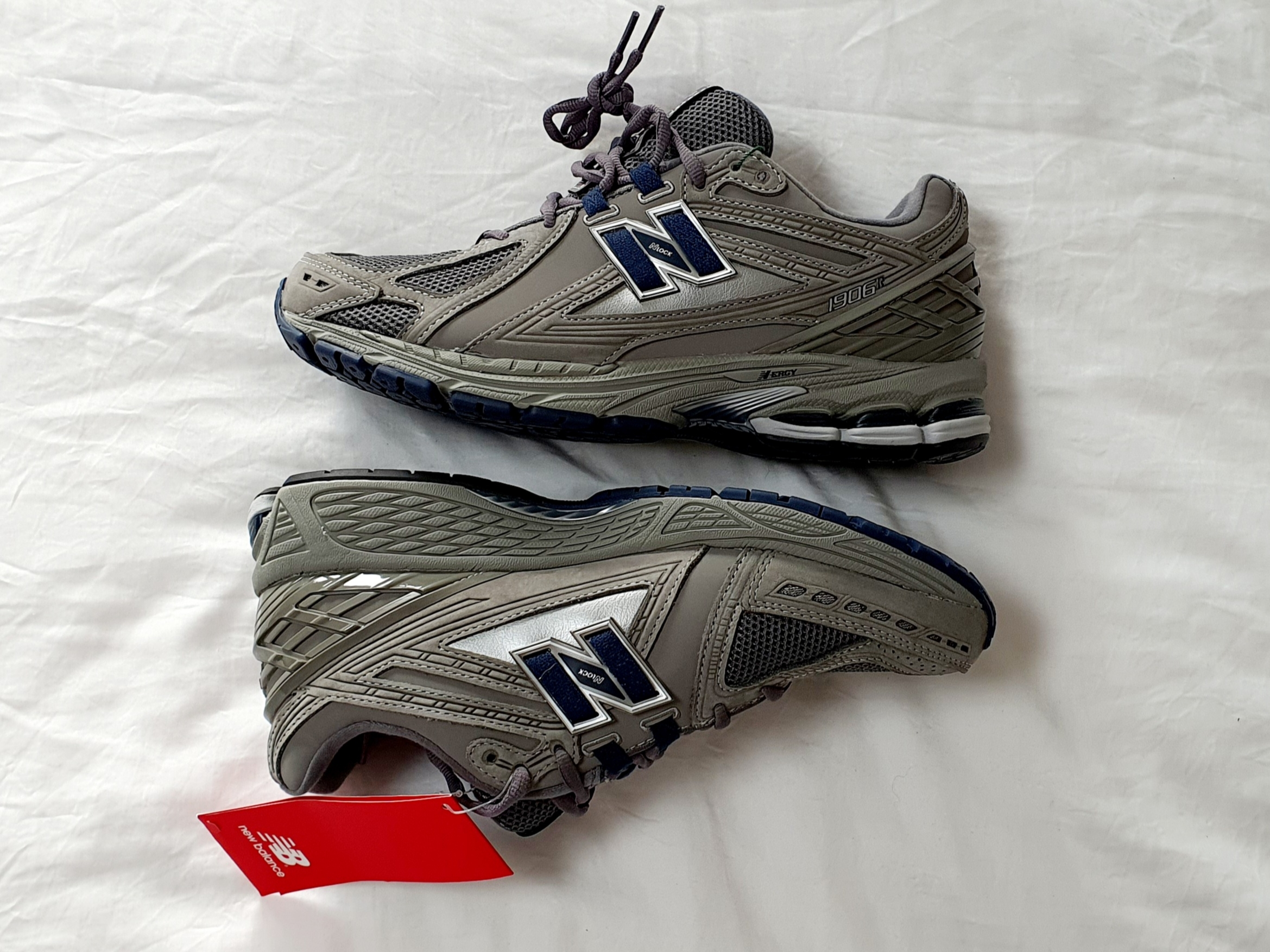 New Balance 1906R Charcoal Grey 착용 스타일 - 3