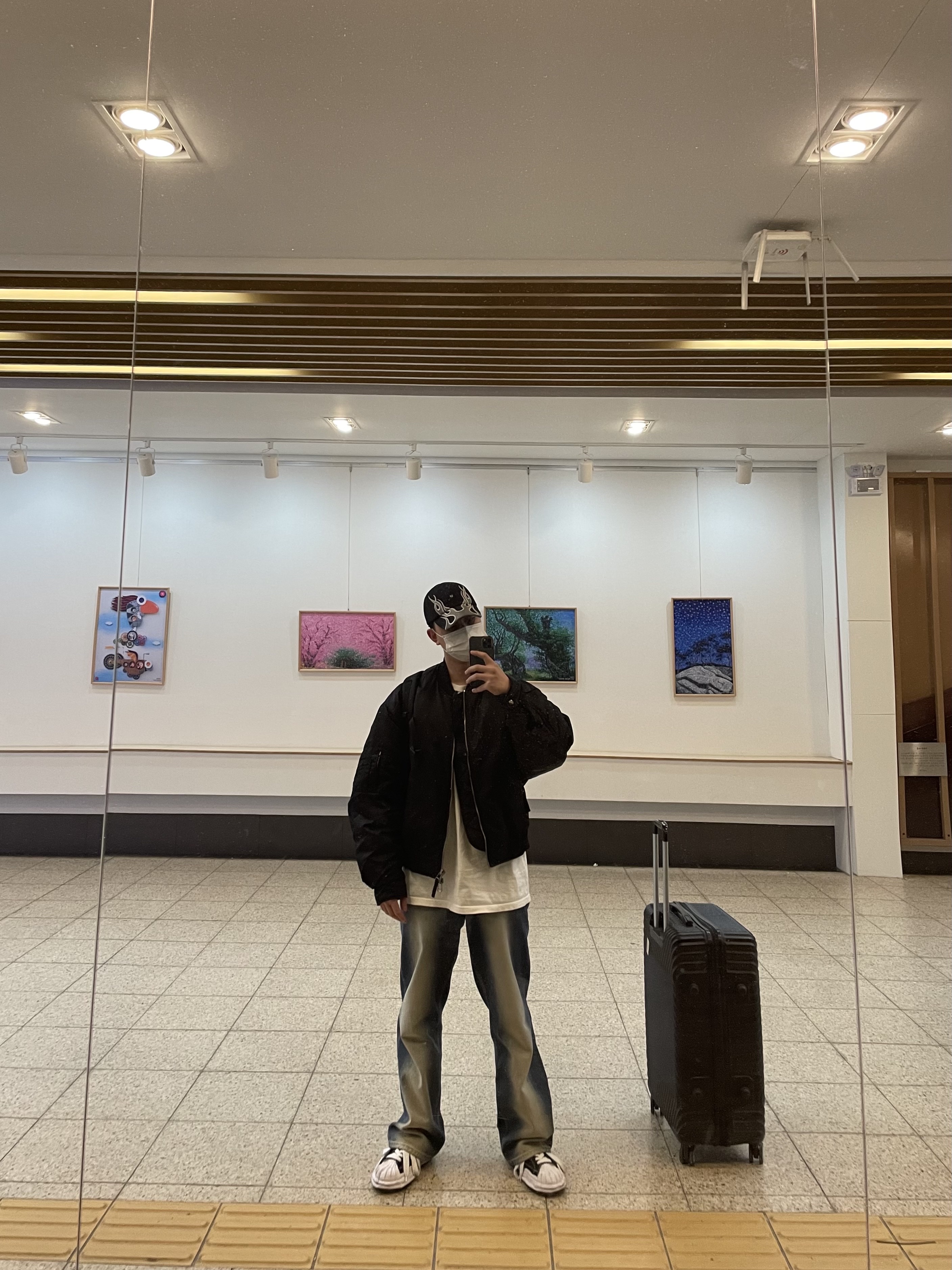 Yeezy Gap Engineered By Balenciaga Flame Cap Black, Stussy x Our Legacy Surfman Pig. Dyed T-Shirt Natural - 21FW 착용 스타일