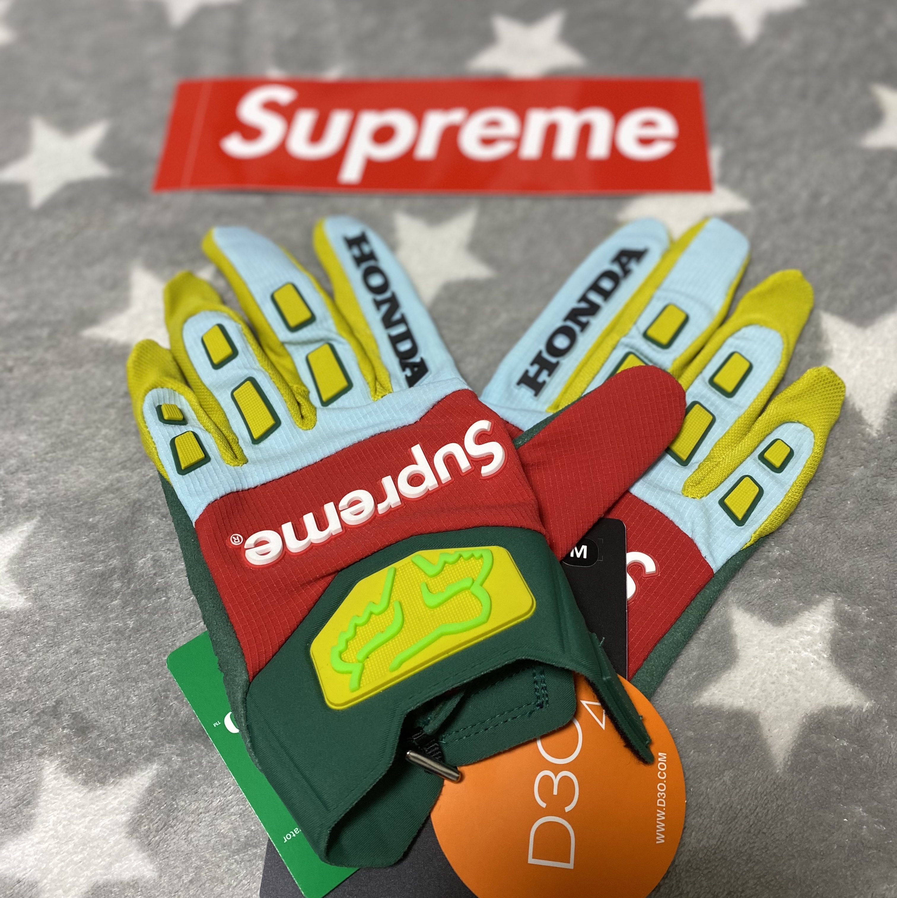Supreme x Honda x Fox Racing Gloves Moss - 19FW, Supreme x Honda x Fox Racing Gloves Red - 19FW 착용 스타일 - 1