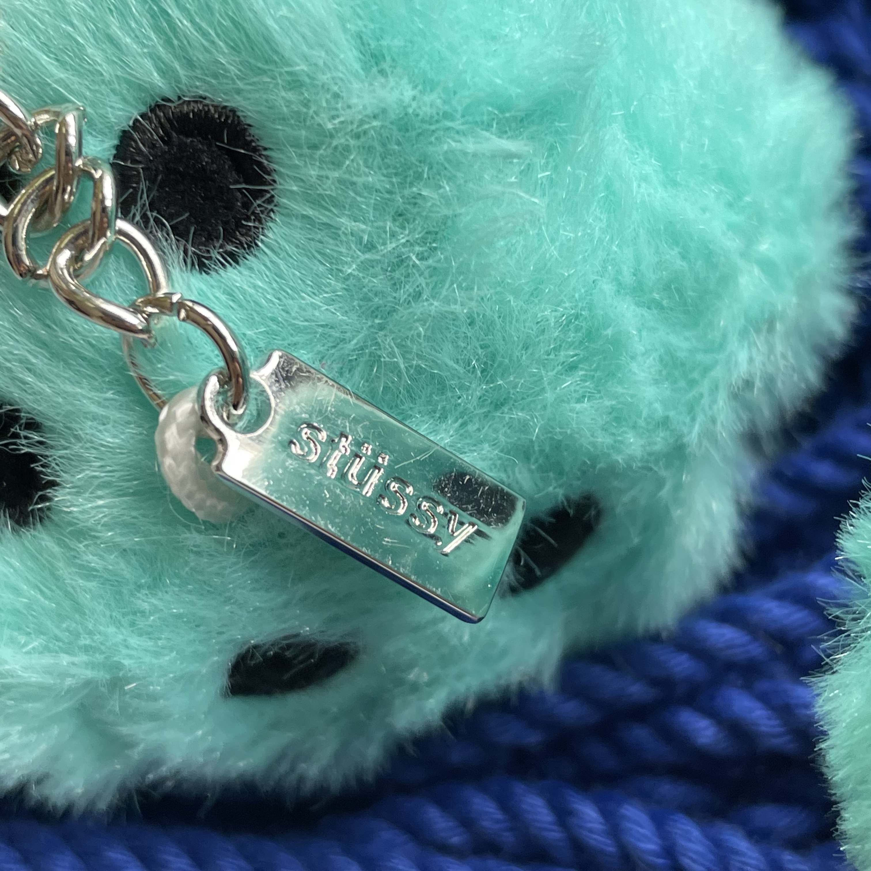 Stussy Fuzzy Dice Keychain Teal 착용 스타일 - 3