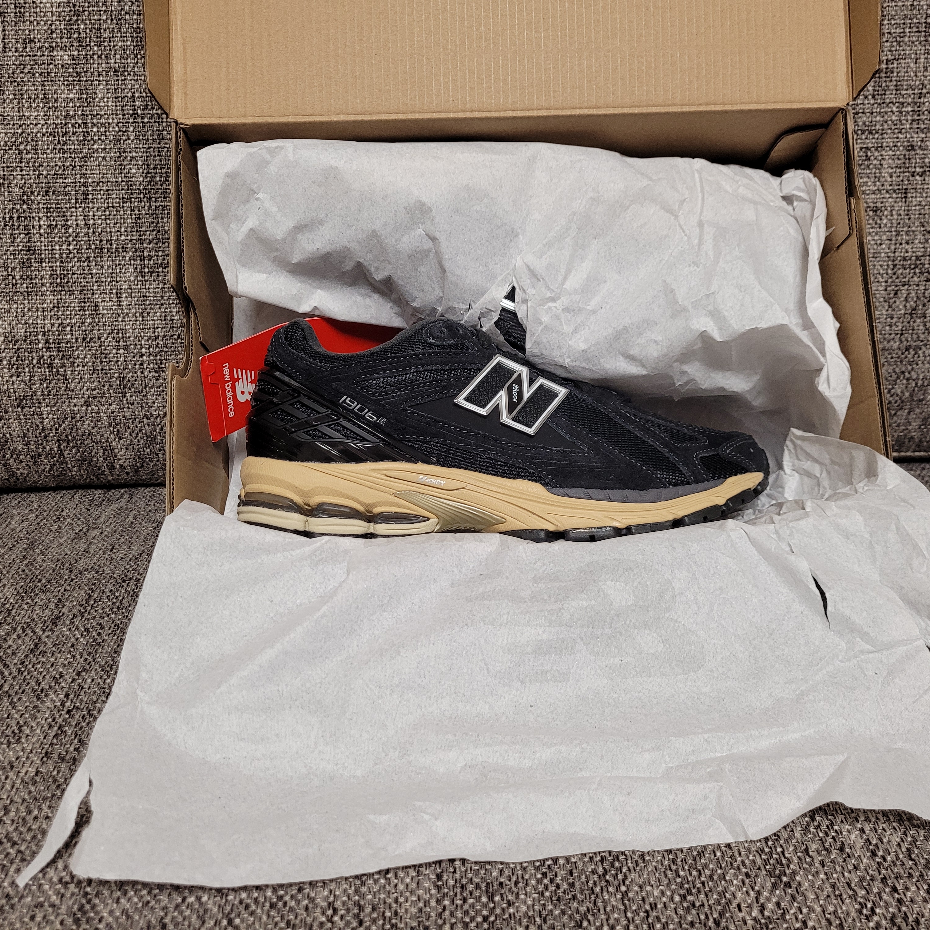 New Balance 1906R Black Taos Taupe 착용 스타일 - 2