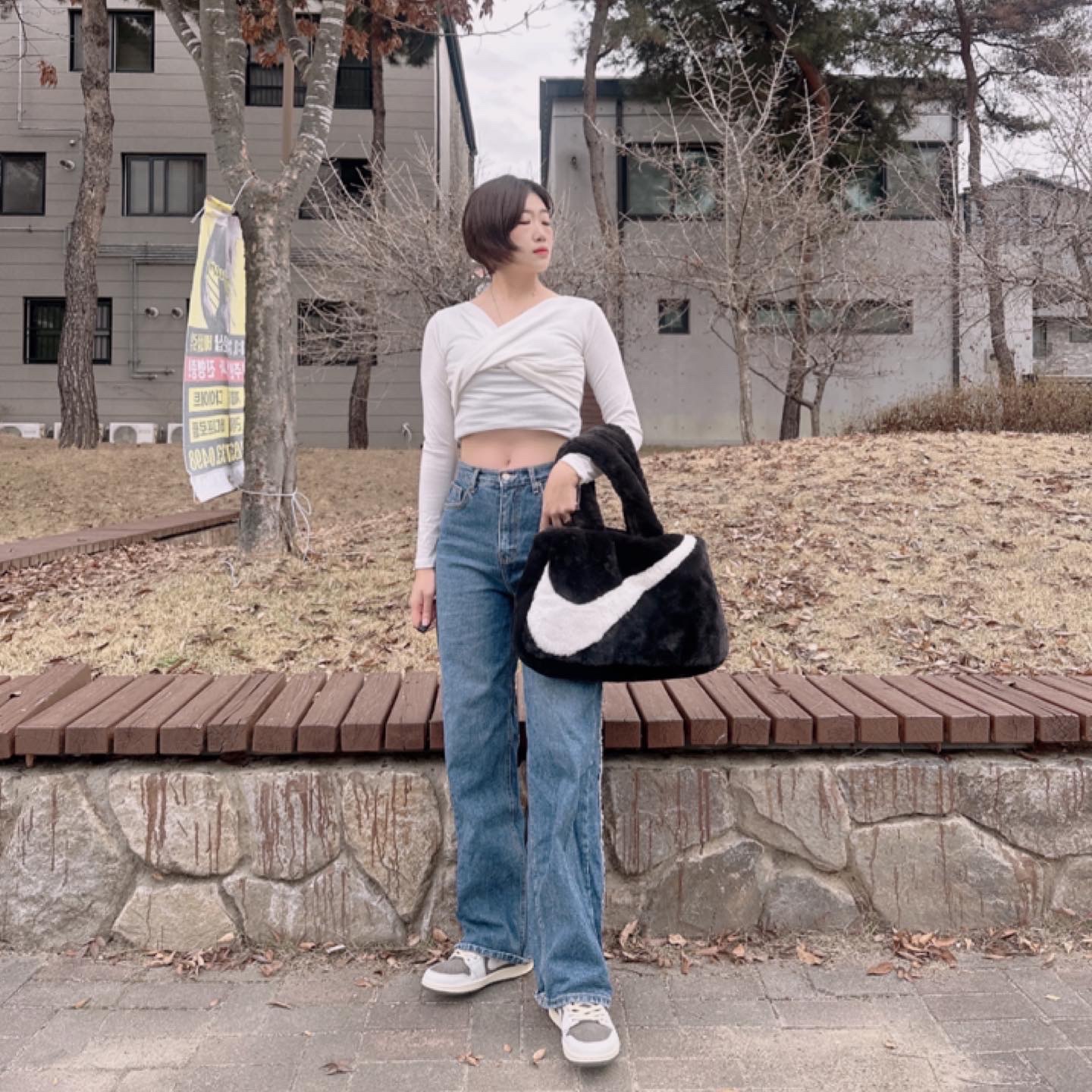 Nike NSW Faux Fur Tote Bag Black, Jordan 1 x Travis Scott Retro Low OG SP Sail and Ridgerock 착용 스타일 - 3