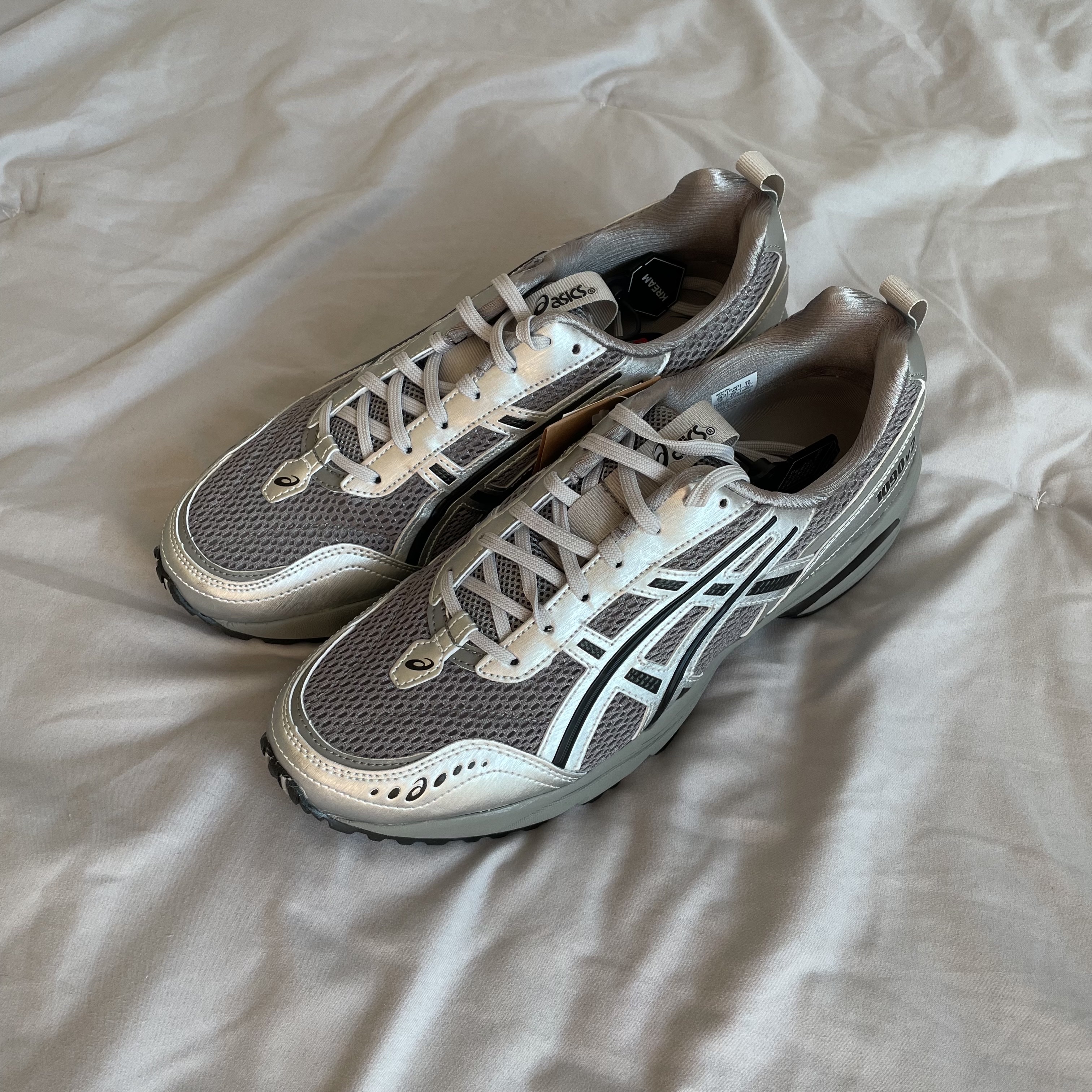 Asics x Freja Wewer Gel-1090 V2 Clay Grey Pure Silver, Asics x Andersson Bell Gel-1090 Glacier Grey Silver 착용 스타일
