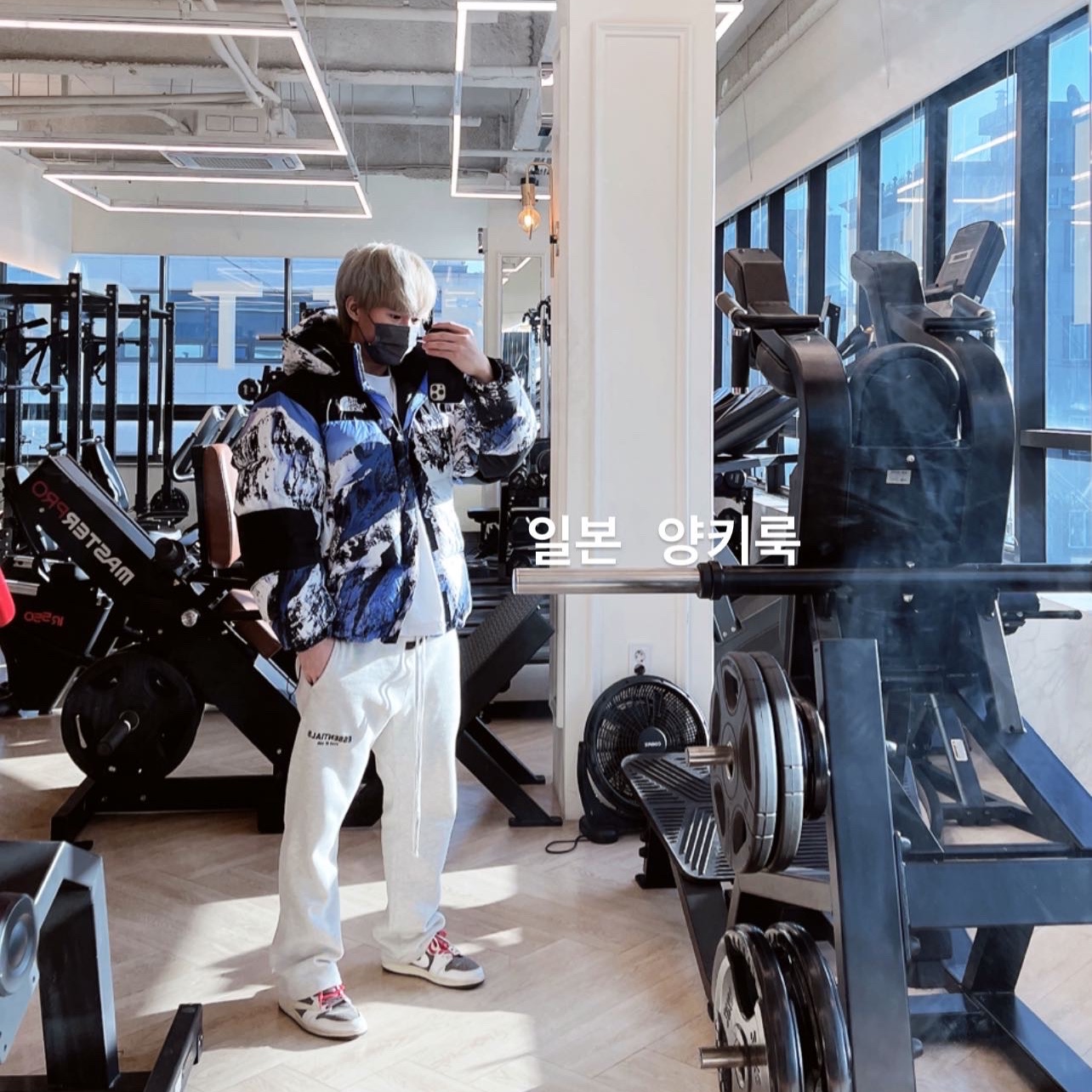 Essentials The Core Collection Relaxed Sweatpants Light Oatmeal, Jordan 1 x Travis Scott Retro Low OG SP Sail and Ridgerock 착용 스타일