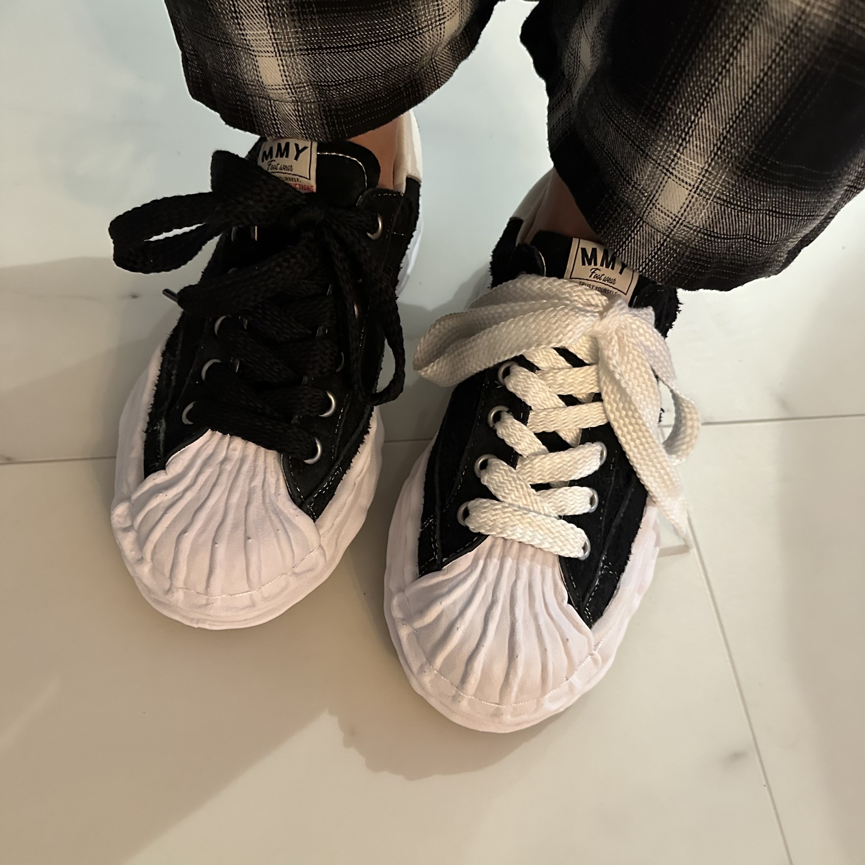 Maison Mihara Yasuhiro Blakey OG Sole Broken Suede Low-top Sneakers Black 착용 스타일 - 2