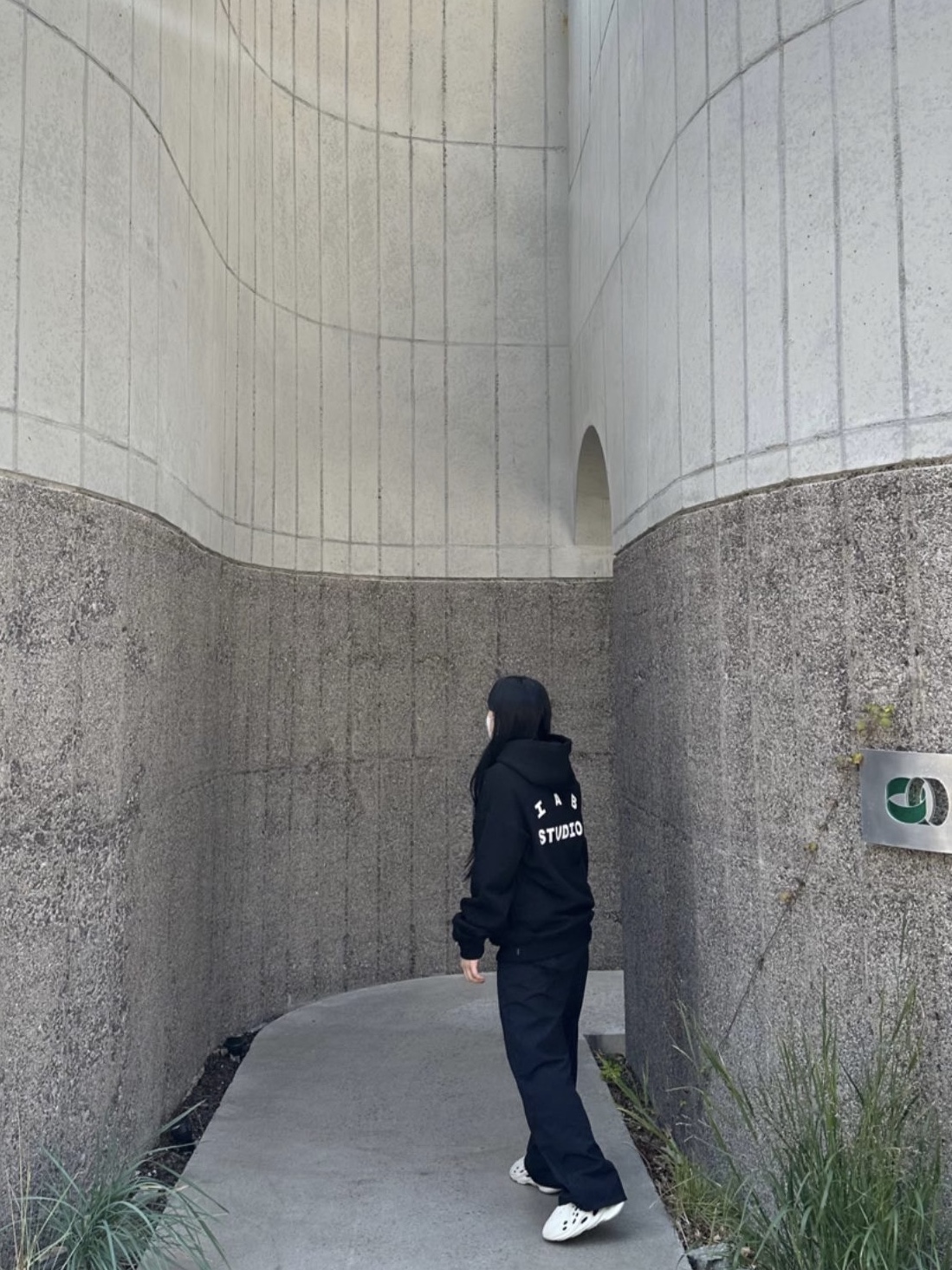 IAB Studio Hoodie Black White, Adidas Yeezy Foam RNNR Sand 착용 스타일