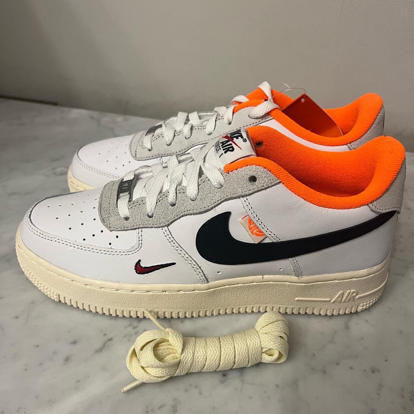 (GS) Nike Air Force 1 LV8 Hoops Pack Coconut Milk 착용 스타일 - 2