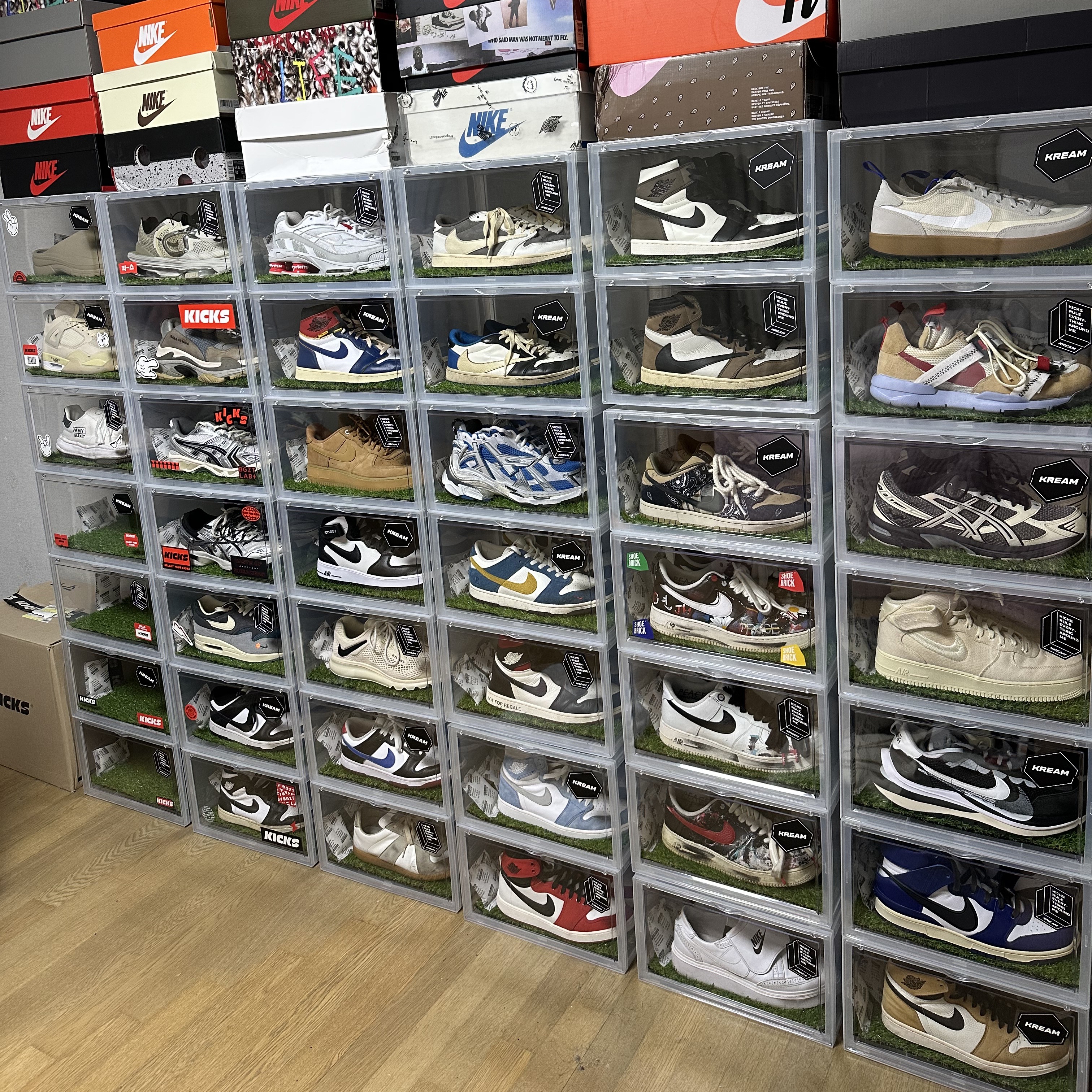 Jordan 1 x Travis Scott Retro Low OG SP Sail and Ridgerock, Nike x Sacai VaporWaffle Black White 착용 스타일