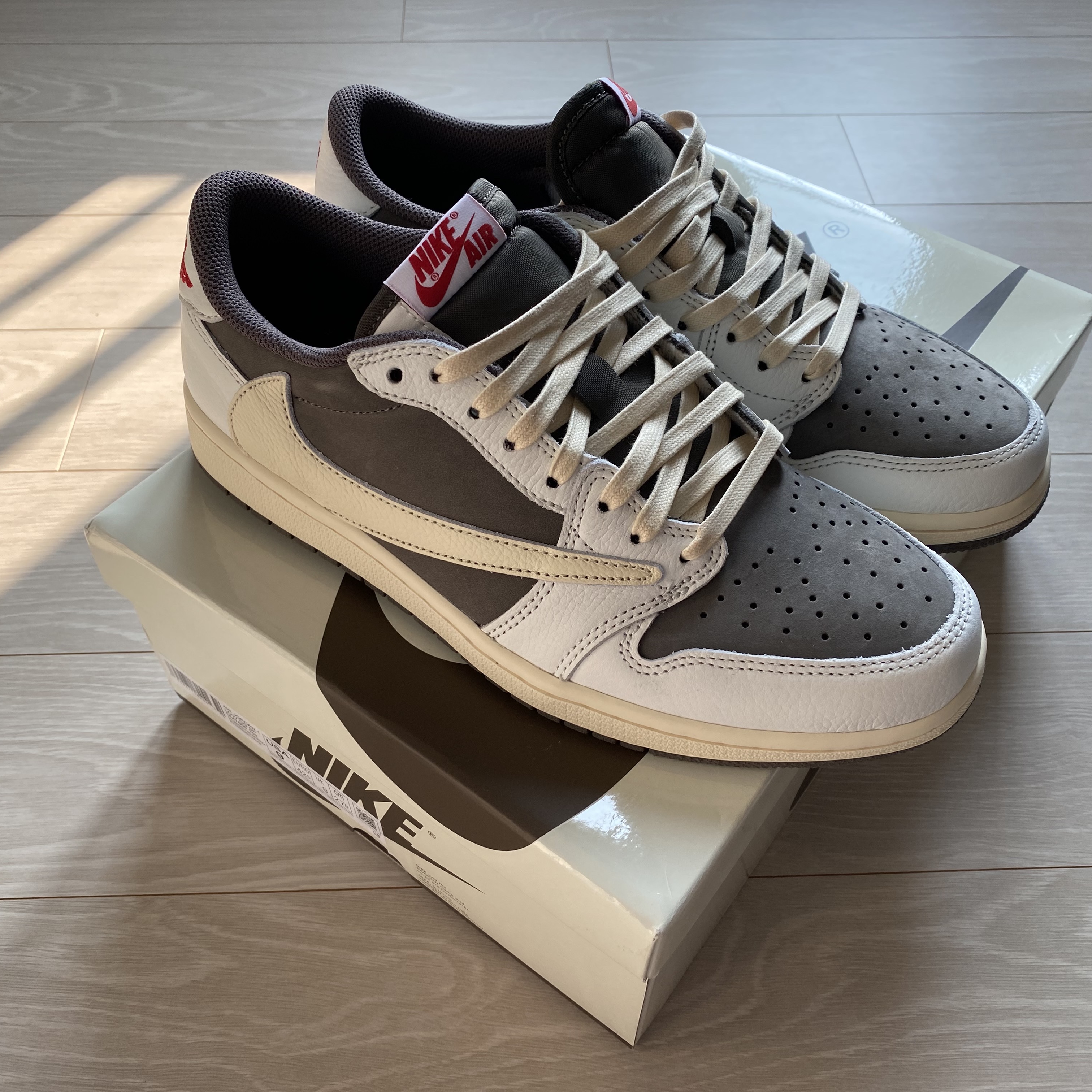 Jordan 1 x Travis Scott Retro Low OG SP Sail and Ridgerock 착용 스타일
