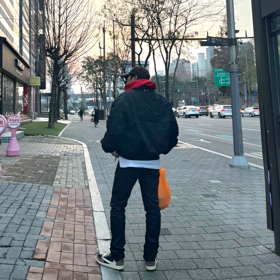Jordan 1 x Travis Scott Retro Low OG SP Mocha, Yeezy Gap Hoodie Red 착용 스타일 - 2