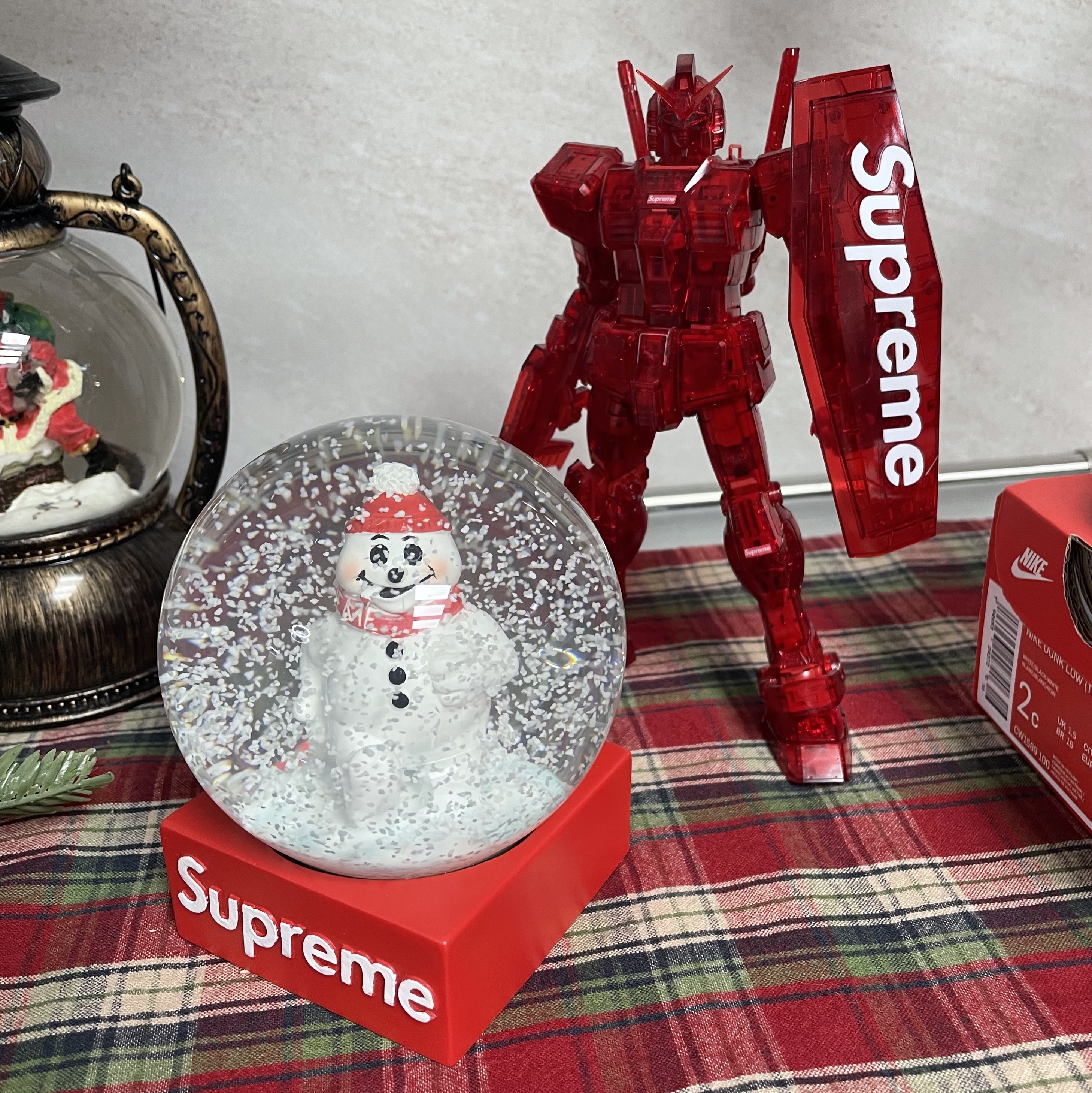 Supreme Snowman Snowglobe Red, Supreme MG 1/100 RX-78-2 Gundam Ver. 3.0 착용 스타일 - 1