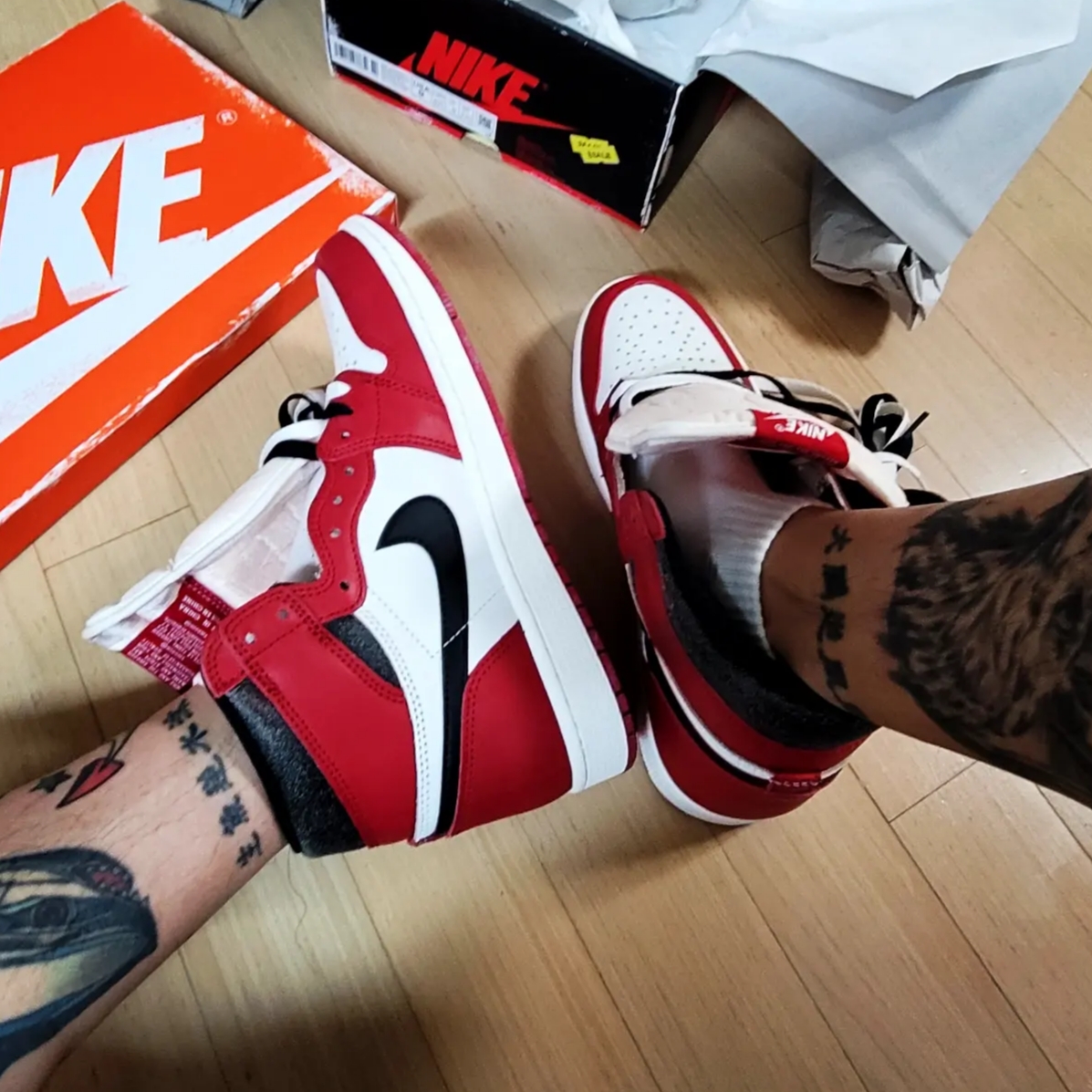 Jordan 1 Retro High OG Chicago 2022, Nike x Ambush Dunk High Deep Royal Blue 착용 스타일 - 3