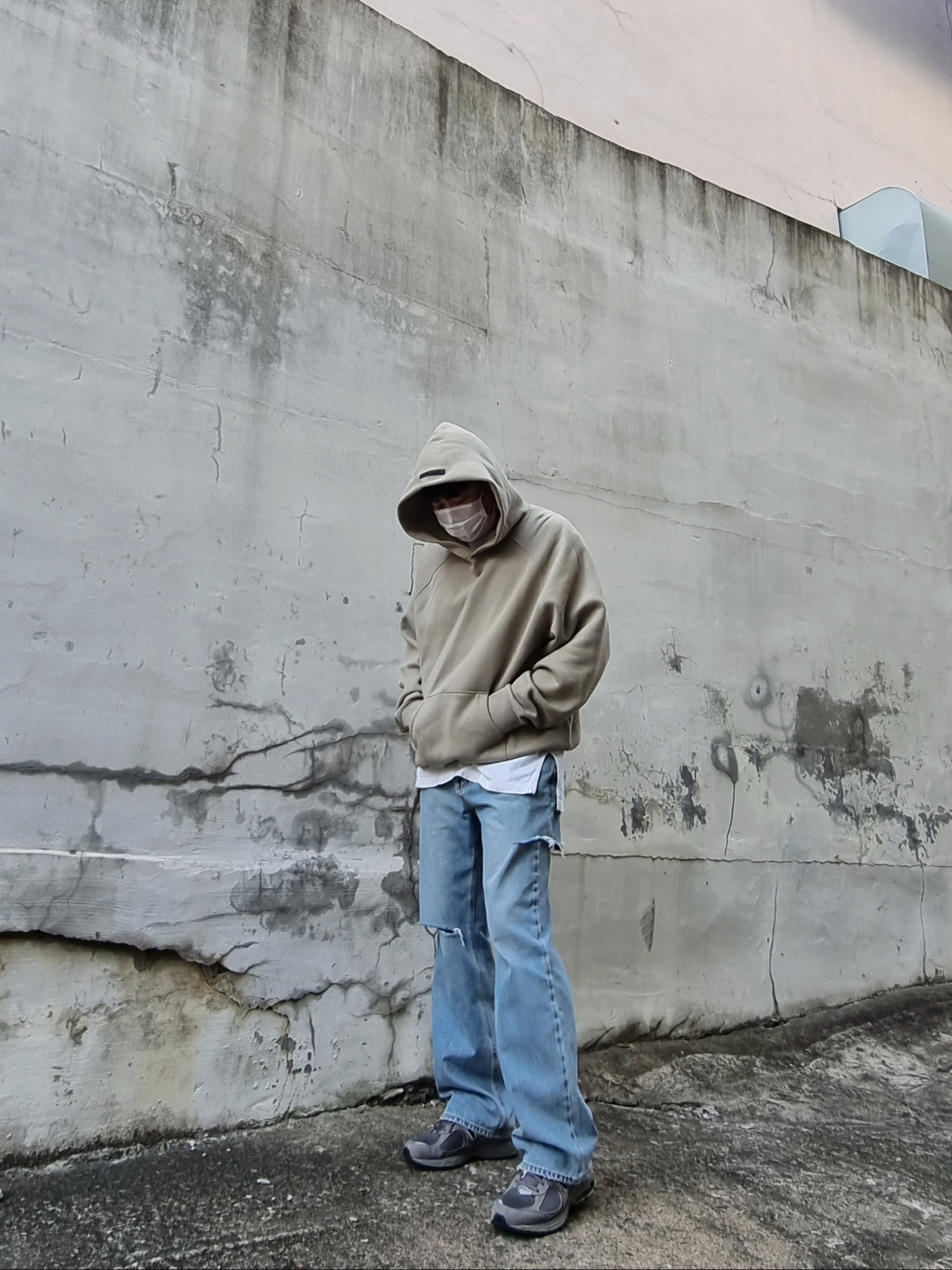 Essentials Pull-Over Hoodie Pistachio - 21FW, New Balance 2002R Gray 착용 스타일 - 1