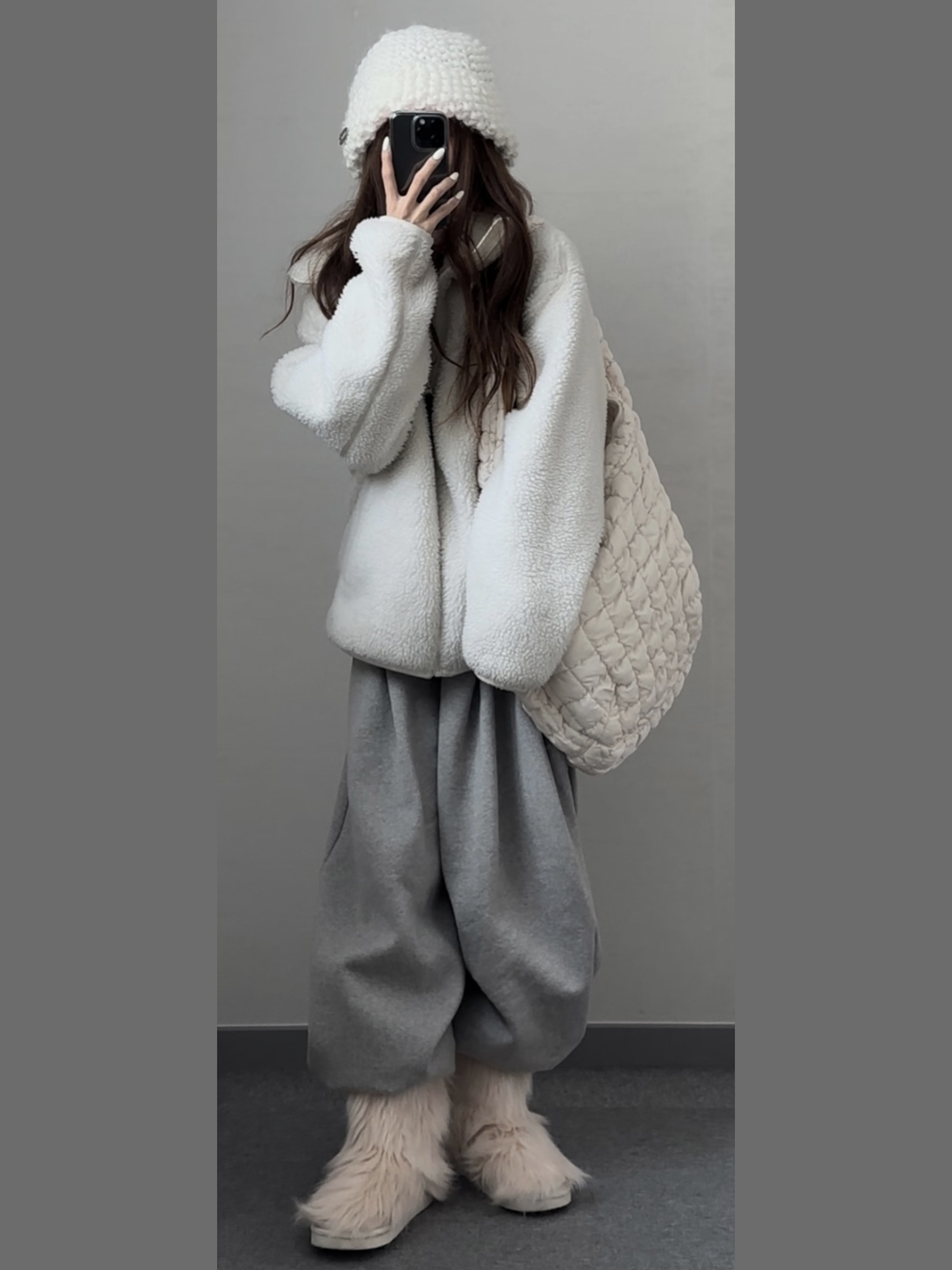 COS Quilted Oversized Shoulder Bag Off White Light Beige, Apple iPhone 14 Pro 128GB Space Black (Korean Ver.) 착용 스타일 - 2