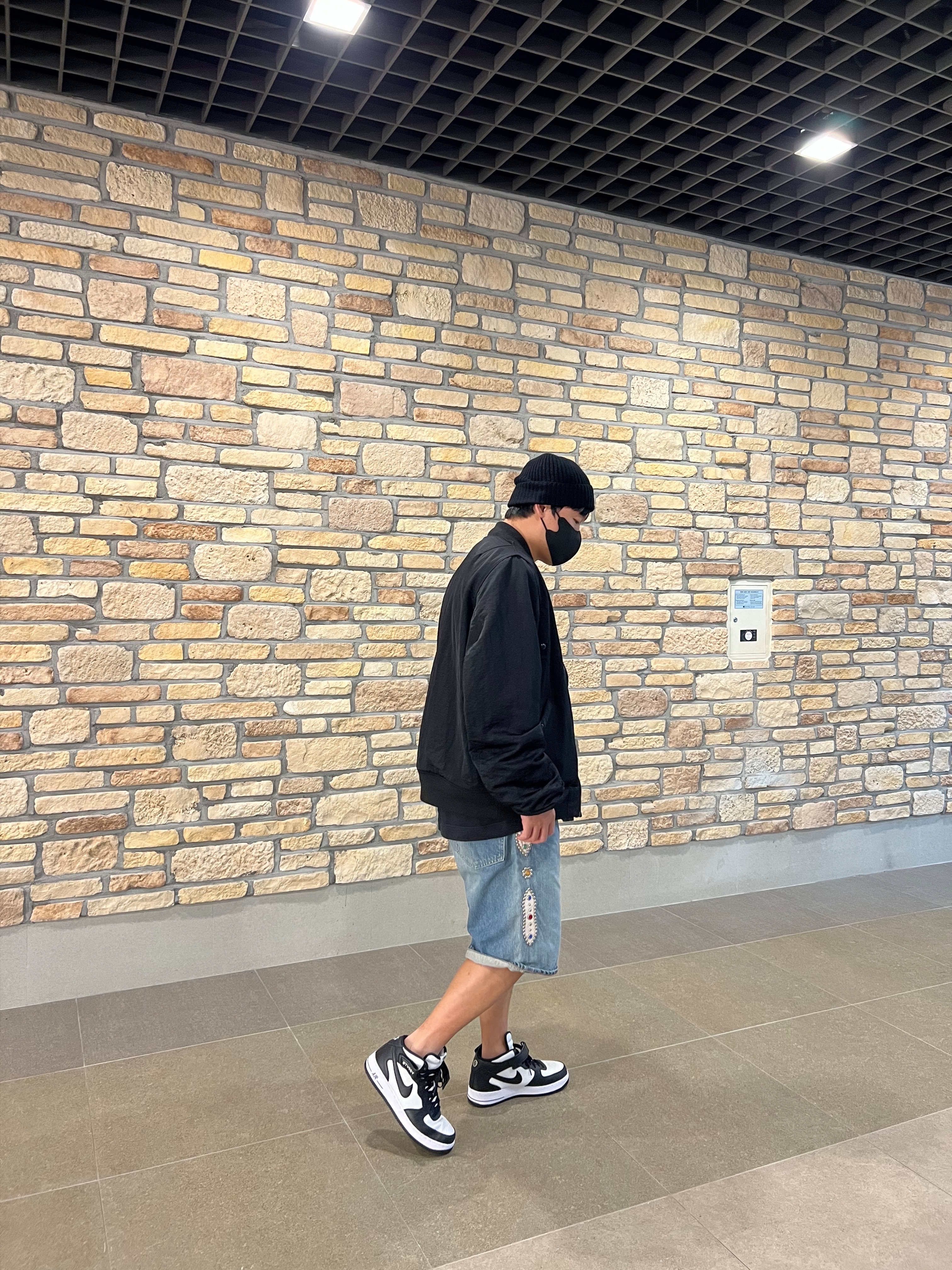 Nike x Stussy Air Force 1 '07 Mid SP Black and Light Bone 착용 스타일 - 2