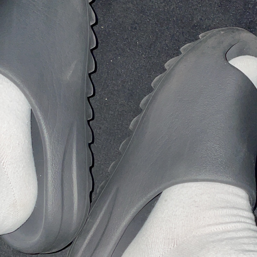 Adidas Yeezy Slide Onyx 착용 스타일