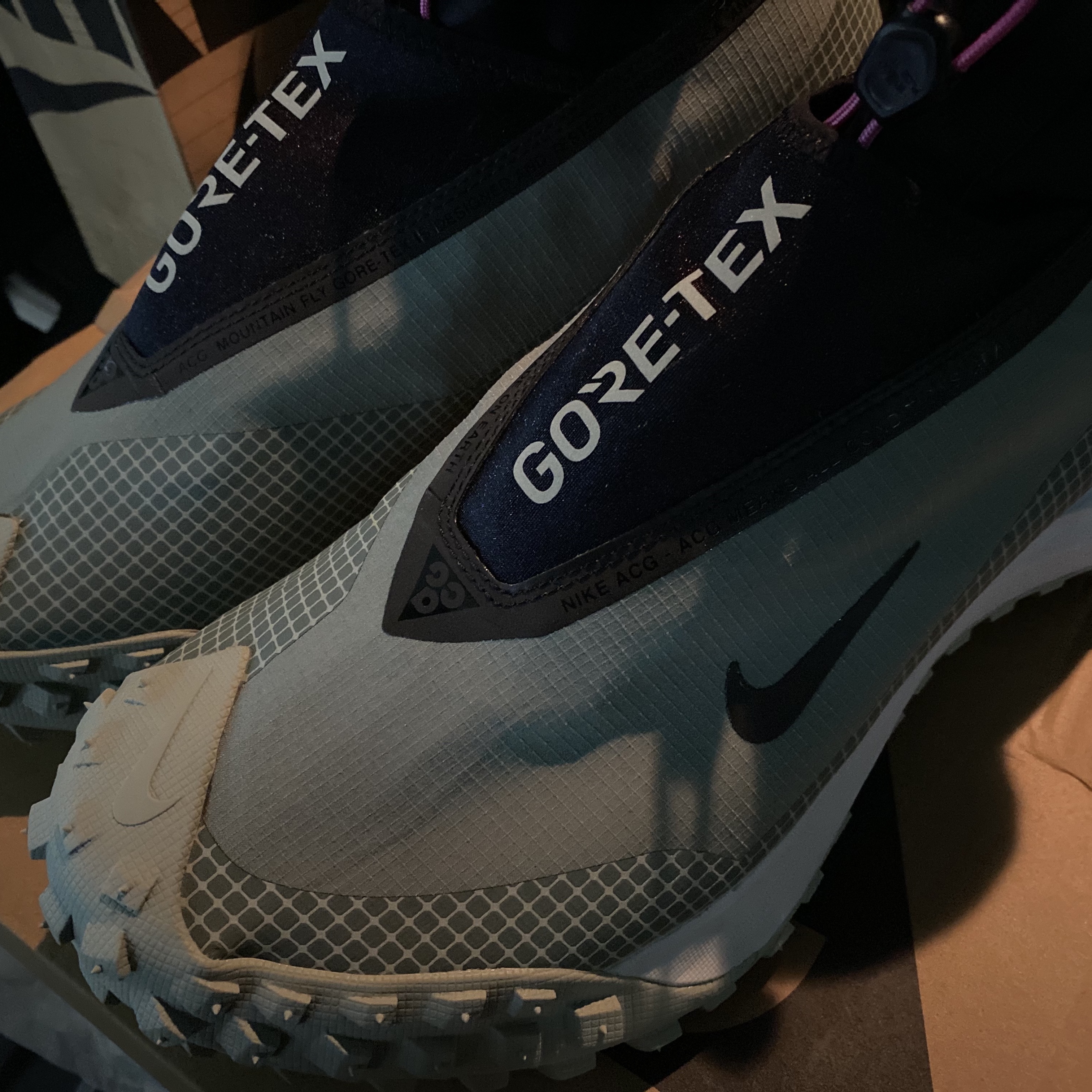 Nike ACG Mountain Fly Gore-Tex Clay Green, Helinox x Nike SNKRS Lounge Souvenir Dinex Mug White 착용 스타일 - 1