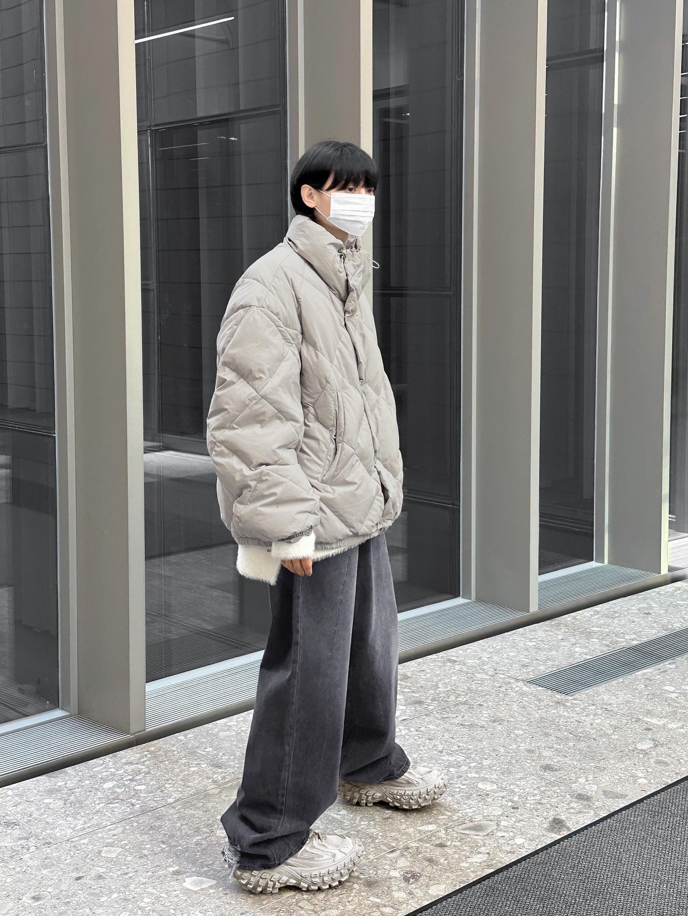 Balenciaga Defender Sneakers Beige 착용 스타일 - 2