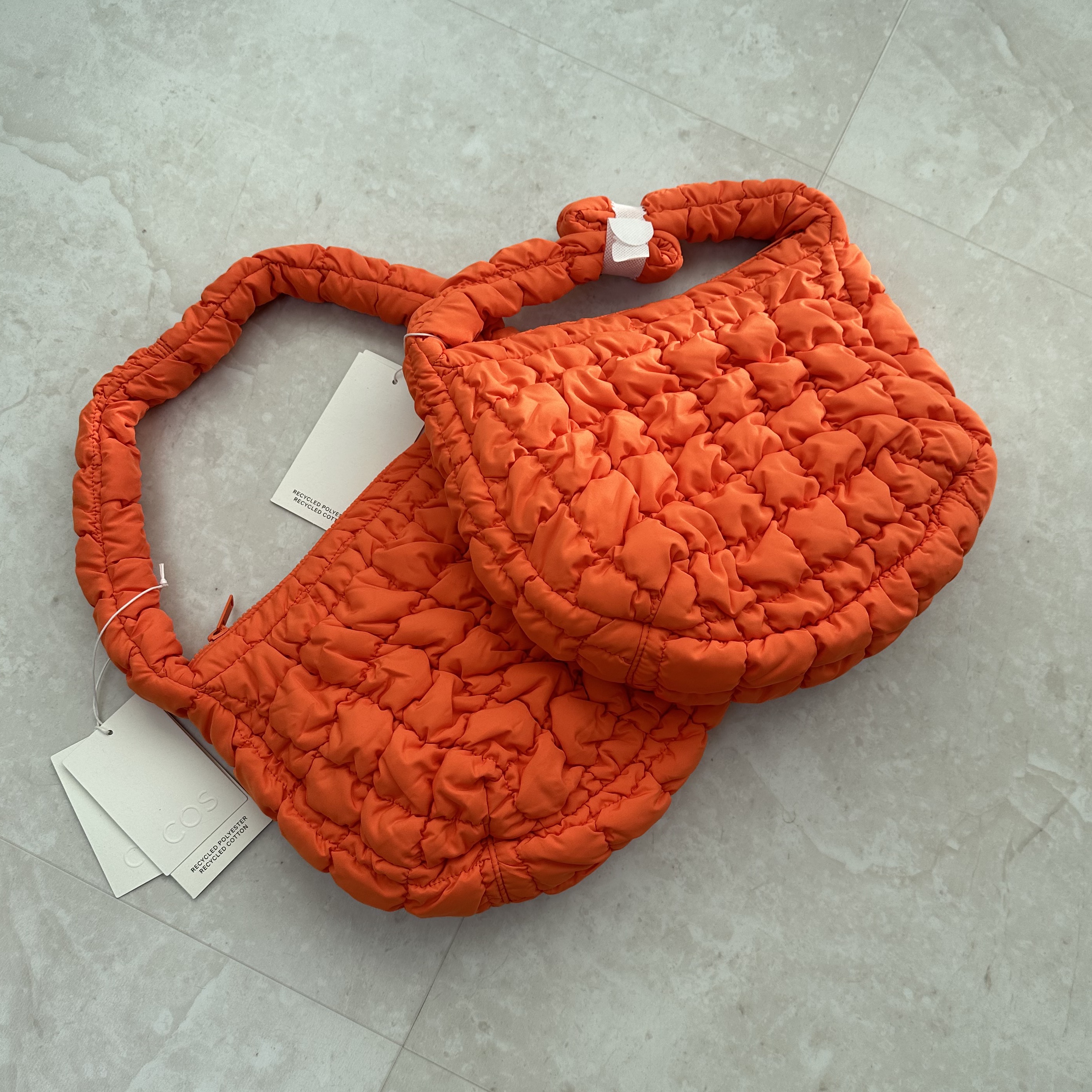 COS Quilted Mini Bag Bright Orange 착용 스타일 - 1