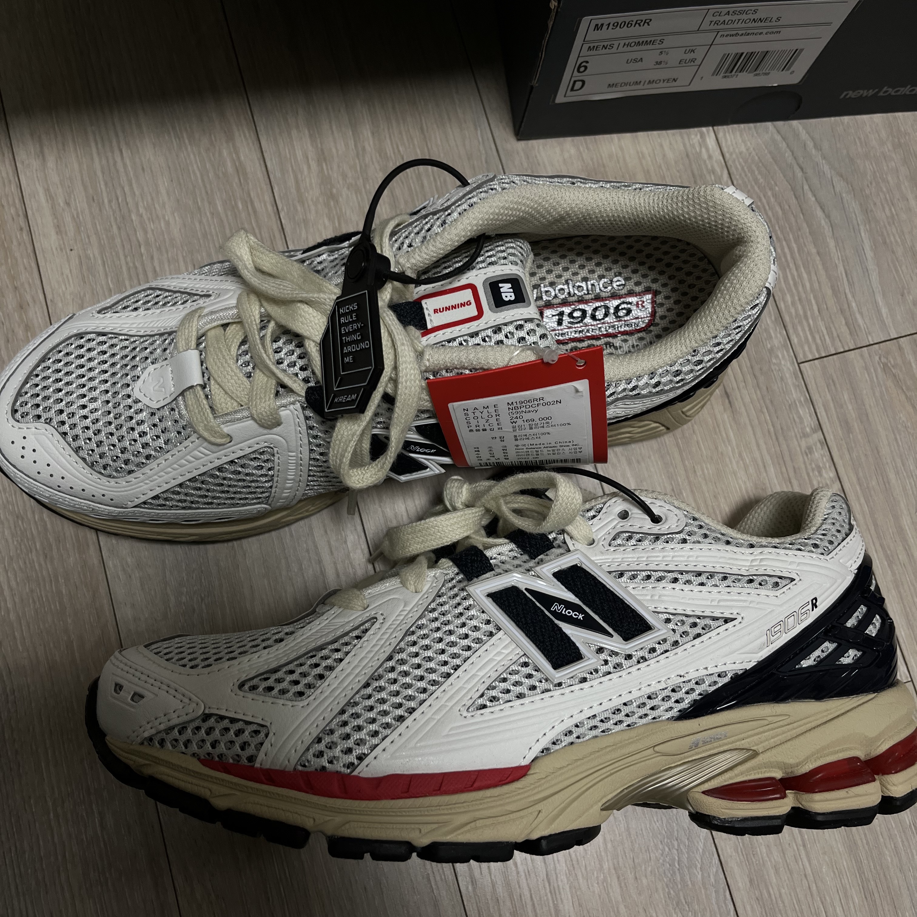 New Balance 1906R Black Red 착용 스타일 - 1