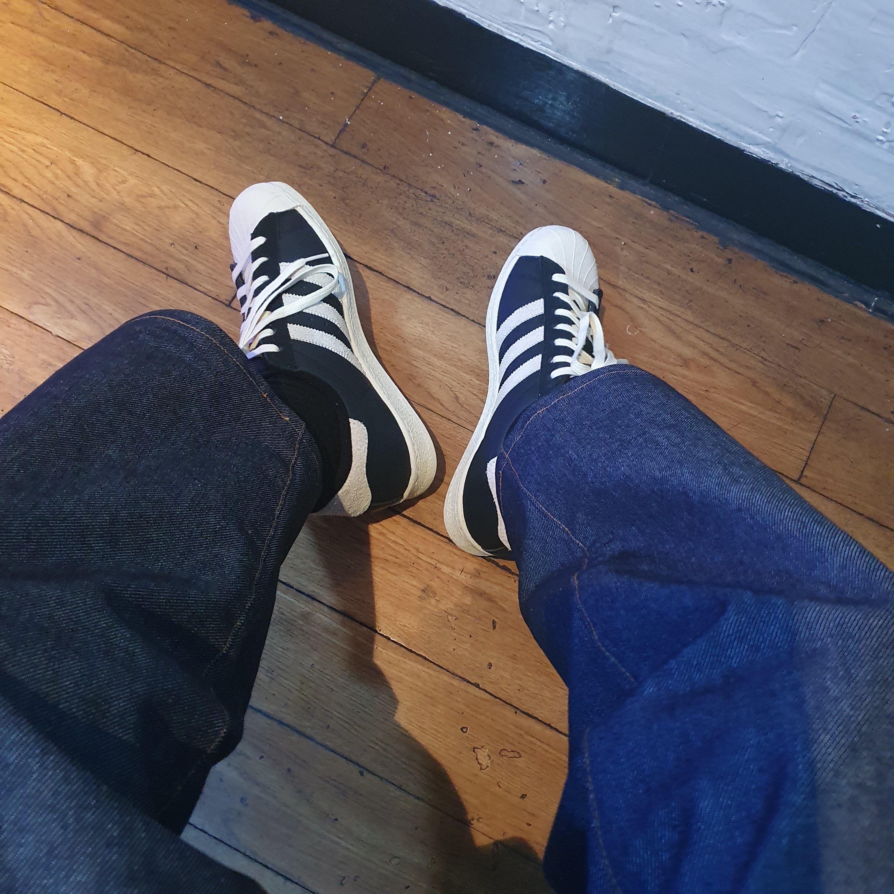Adidas Superstar 82 Black White 착용 스타일 - 3