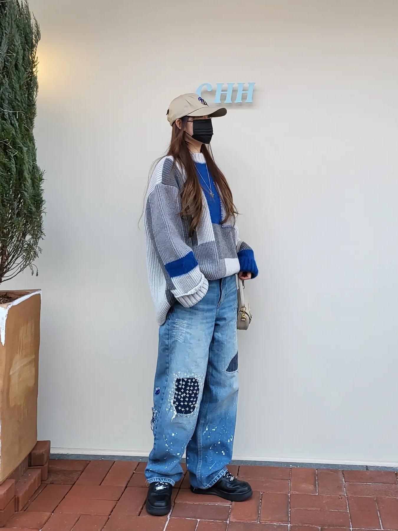 Zara x Ader Error Patchwork Oversize Knit Sweater Multicolor, Zara x Ader Error Patchwork Jeans Blue 착용 스타일 - 2