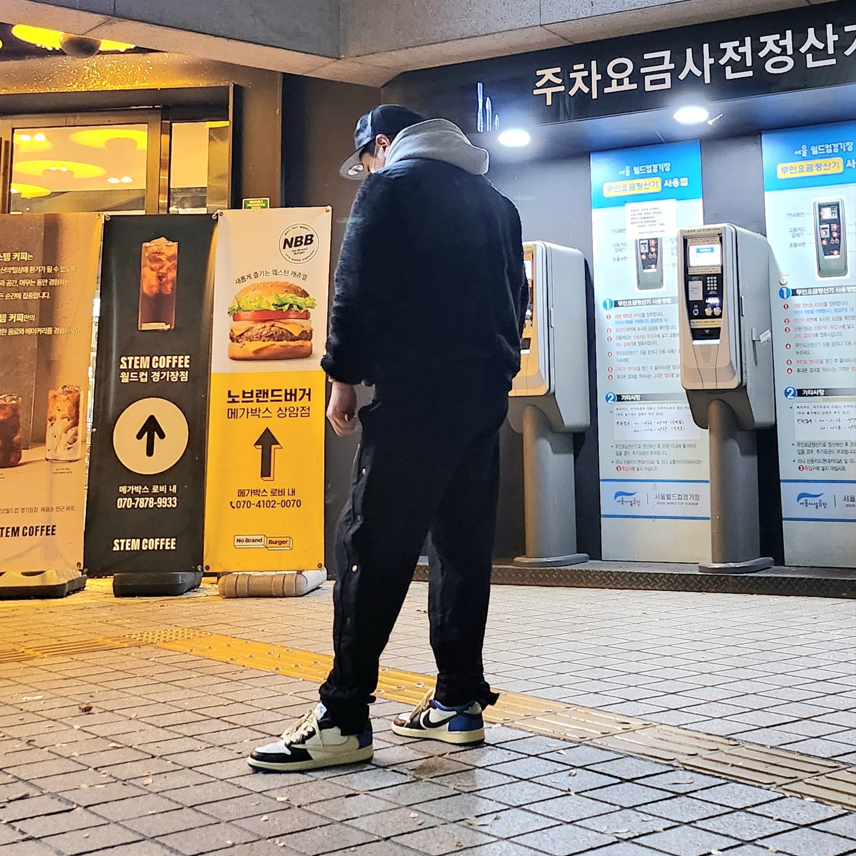 Jordan 1 x Travis Scott x Fragment Retro Low OG SP Military Blue, Essentials x New Era E Trucker Cap Black 착용 스타일 - 2