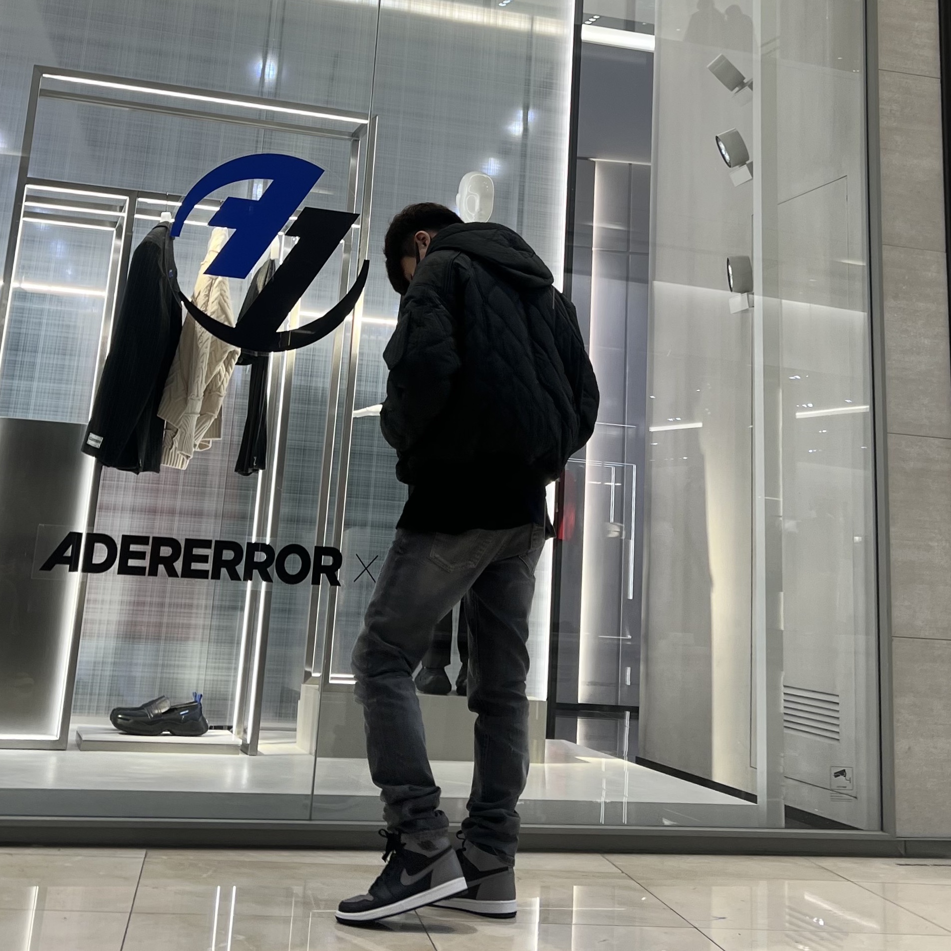 Jordan 1 Retro High OG Shadow 2018, Undermycar Legion.03 Slim Fit Blue Stitch Washed Jeans Washed Gray 착용 스타일 - 1