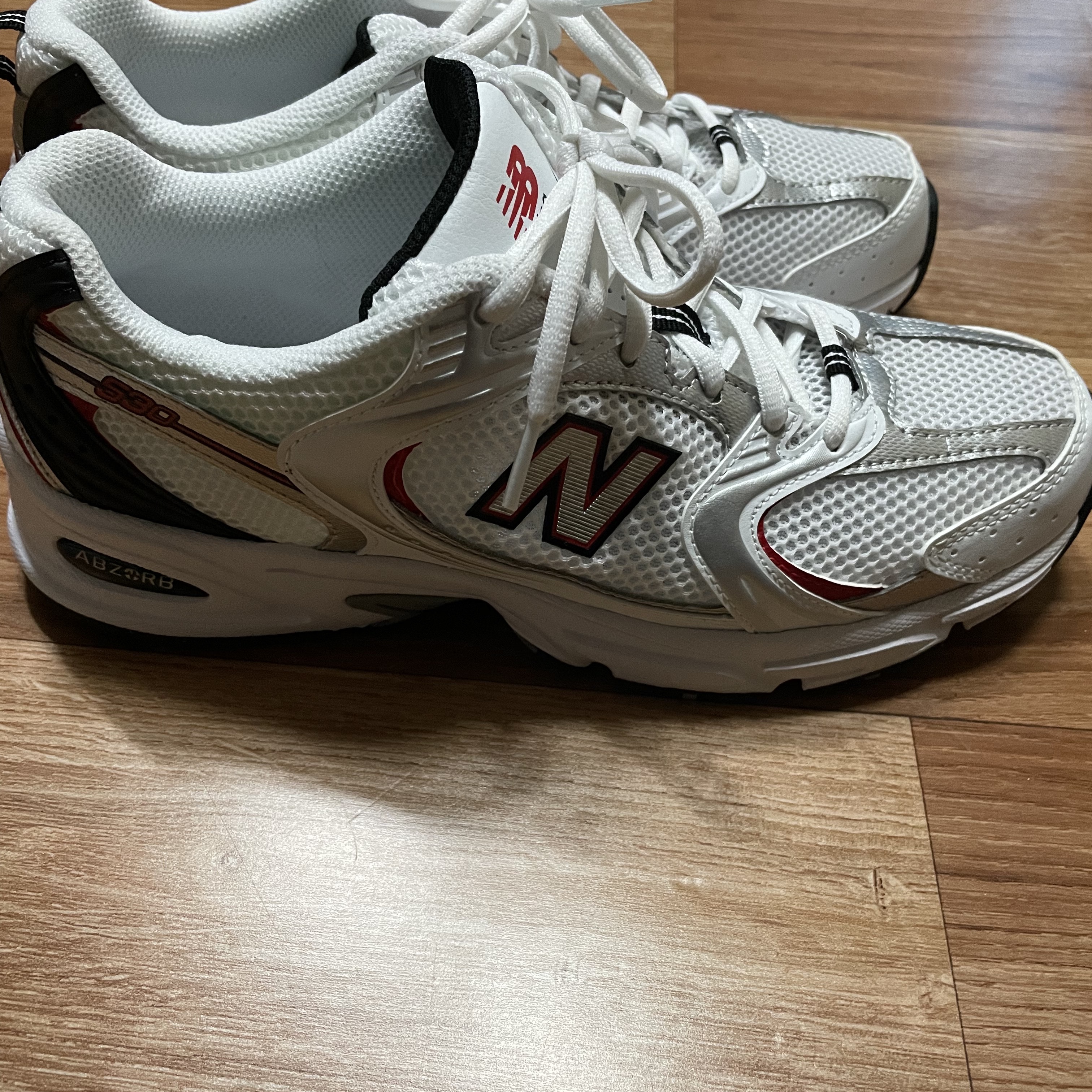 New Balance 530 White Red 착용 스타일