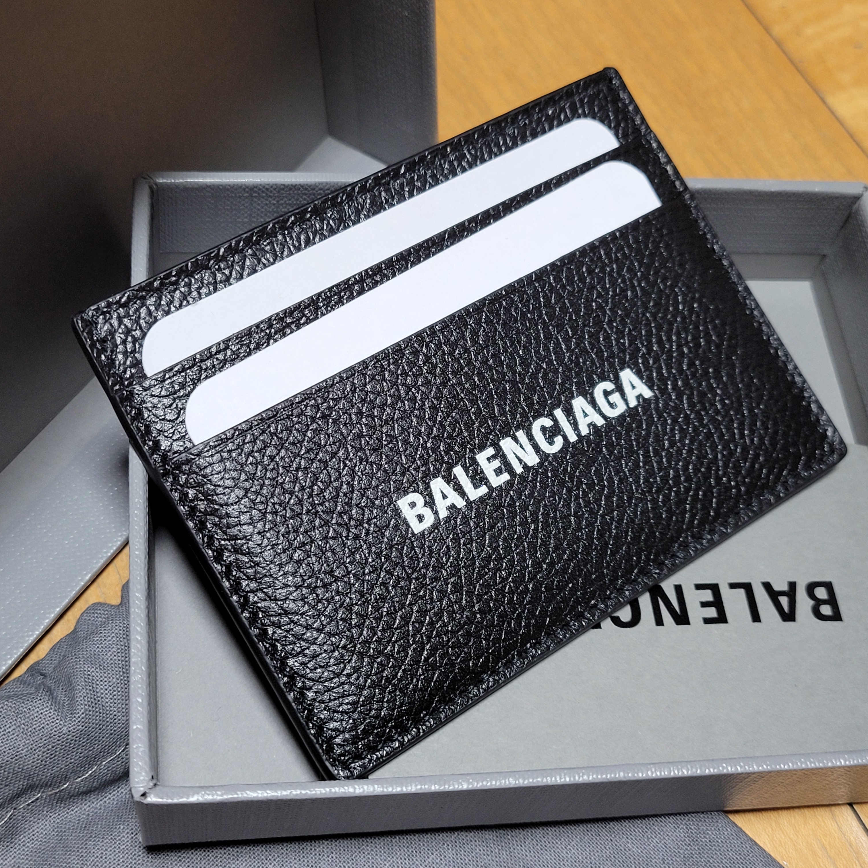 Balenciaga Cash Card Holder Black 착용 스타일