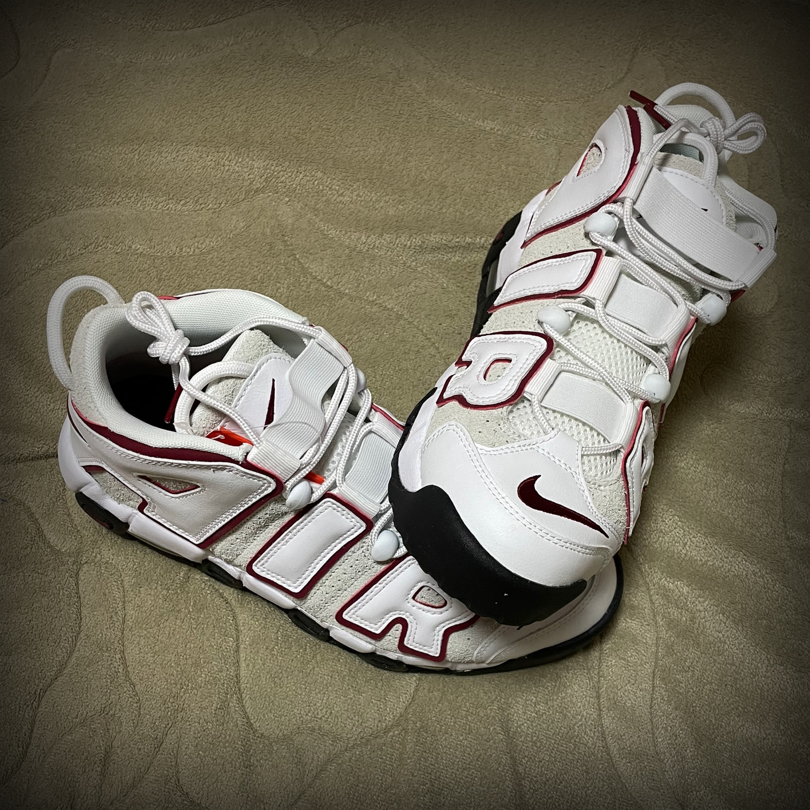 Nike Air More Uptempo 96 White Team Red 착용 스타일 - 2