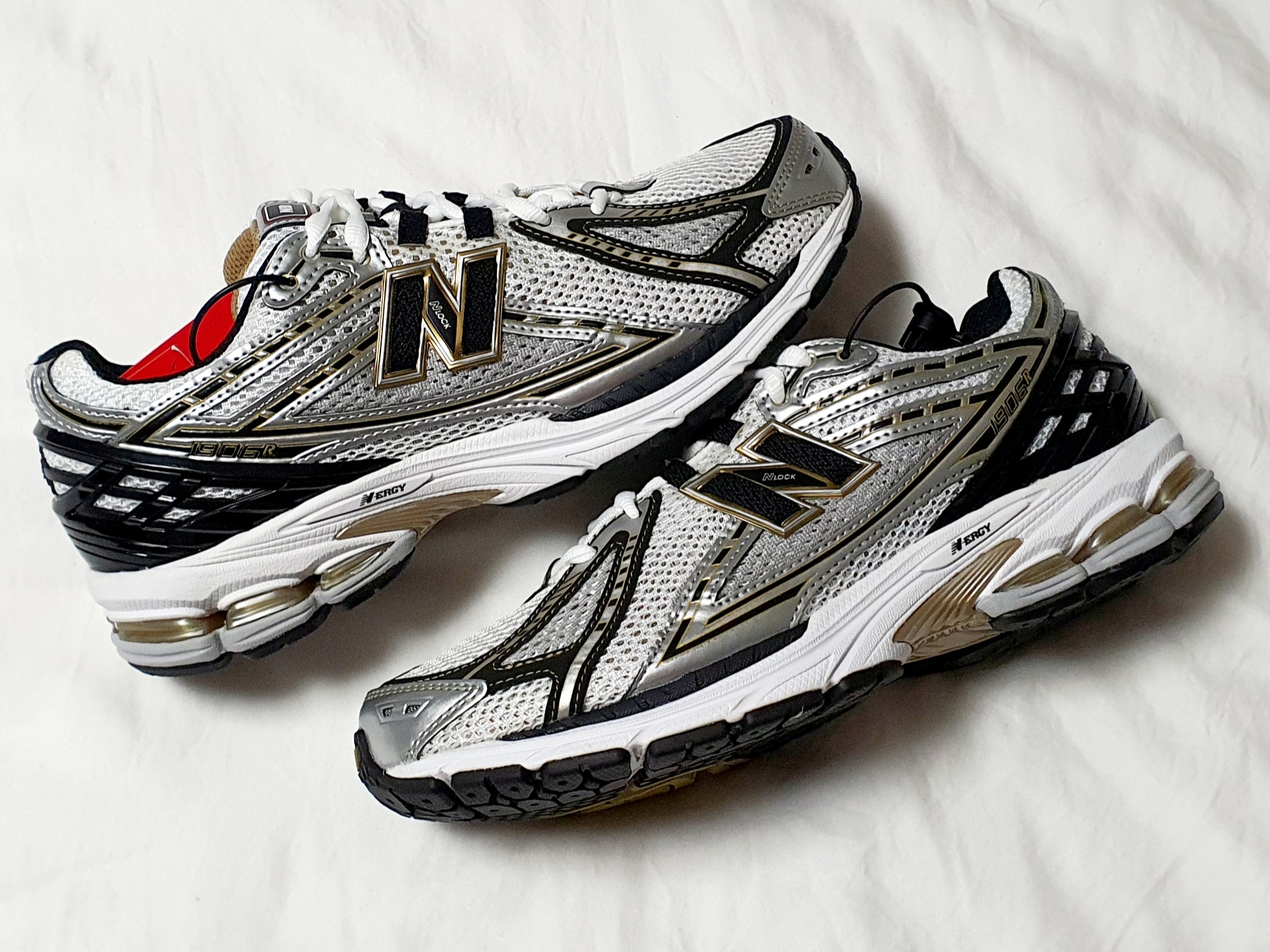 New Balance 1906R White Gold 착용 스타일 - 1