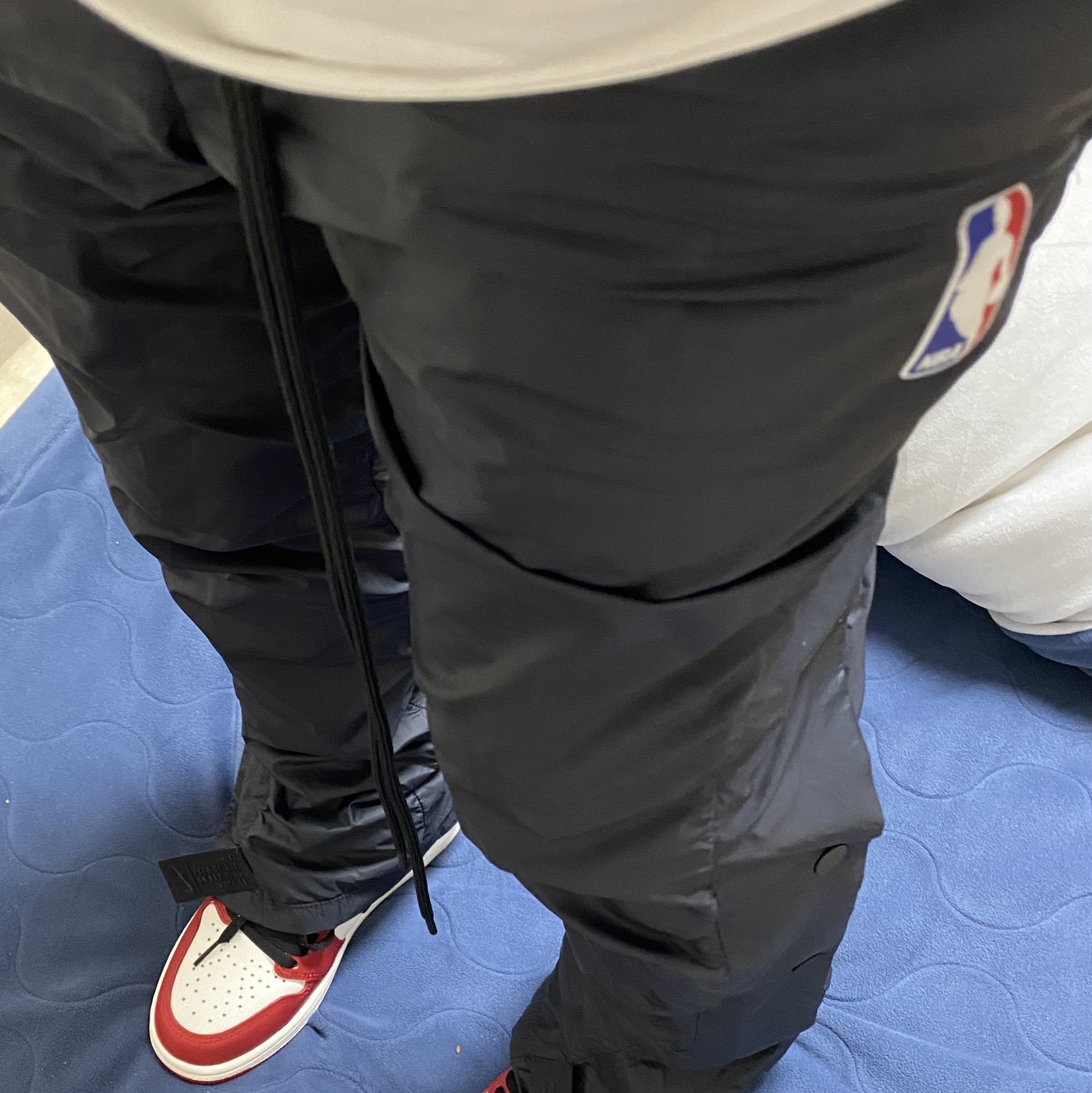 Jordan 1 Retro High OG Chicago 2022, Nike x Fear of God NRG Tear Away Pants Black 착용 스타일 - 1