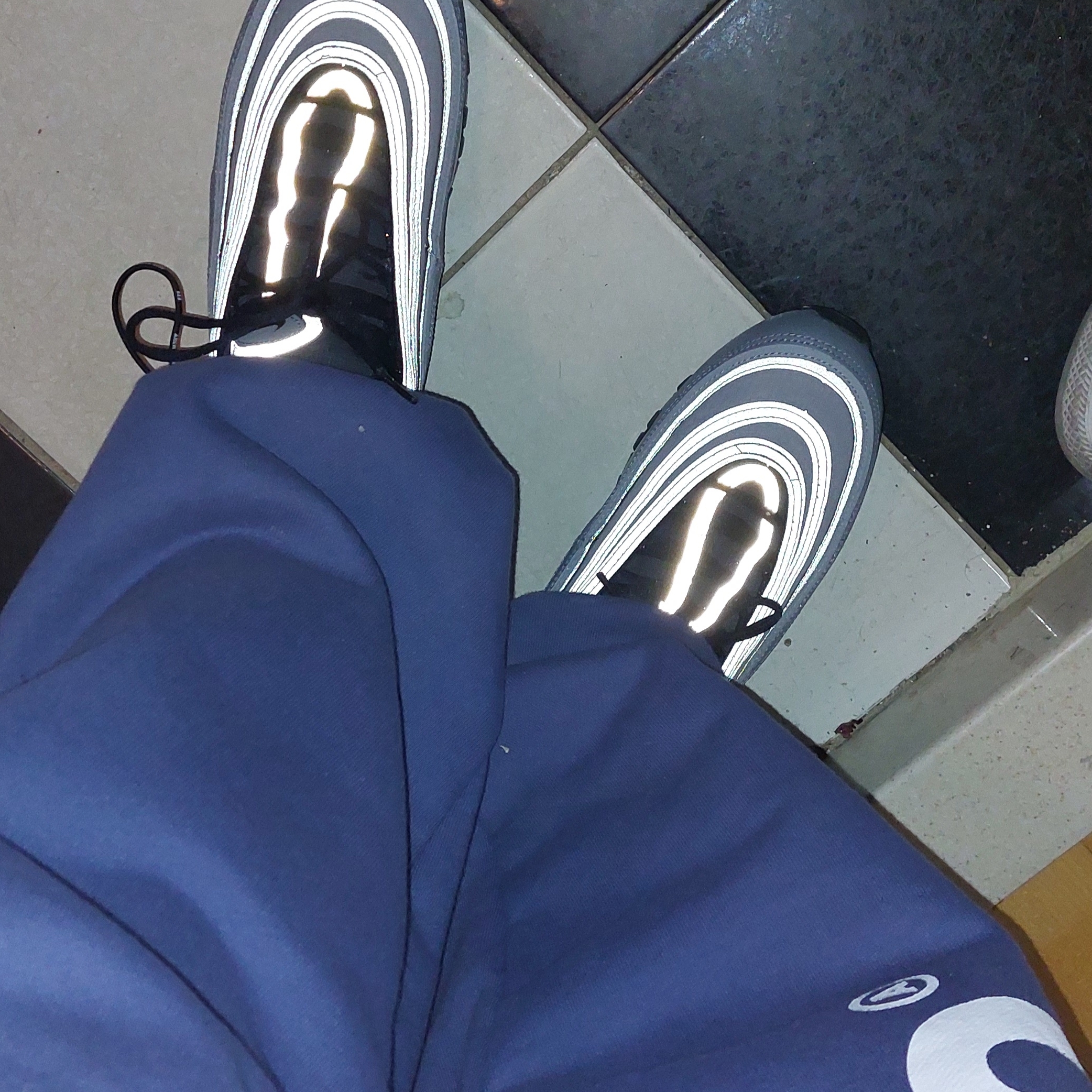 Nike Air Max 97 Stadium Grey Anthracite 착용 스타일