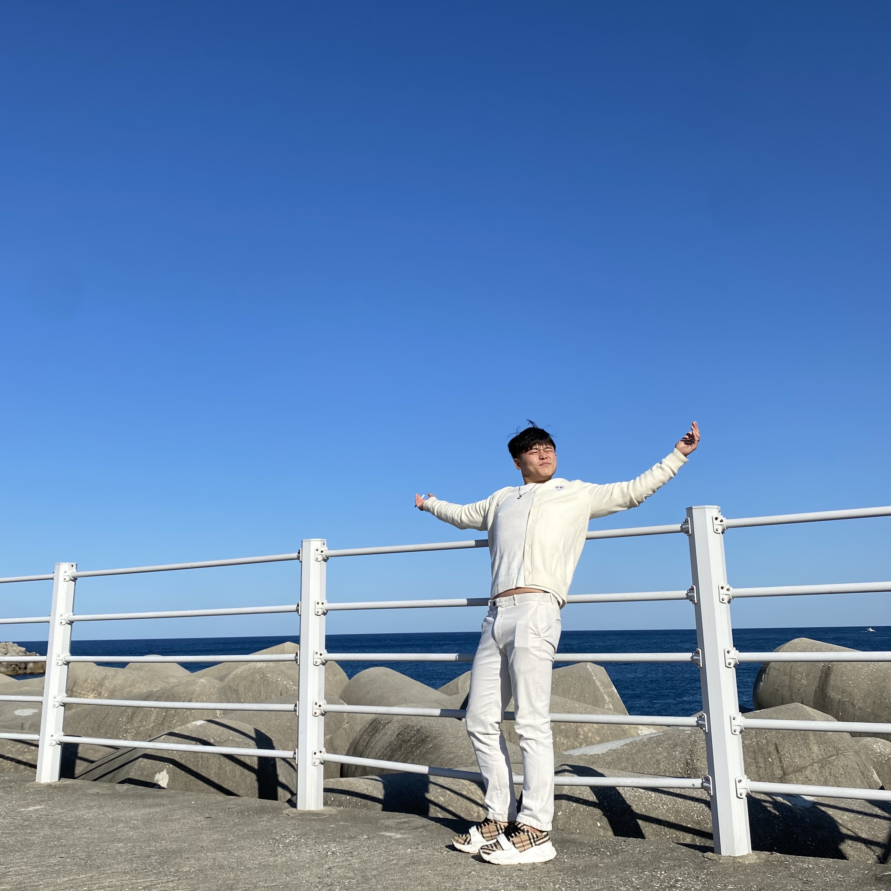 Burberry Vintage Check Suede Leather Sneakers Archive Beige, Play Comme des Garcons White Heart Knit Cardigan Natural 착용 스타일 - 1