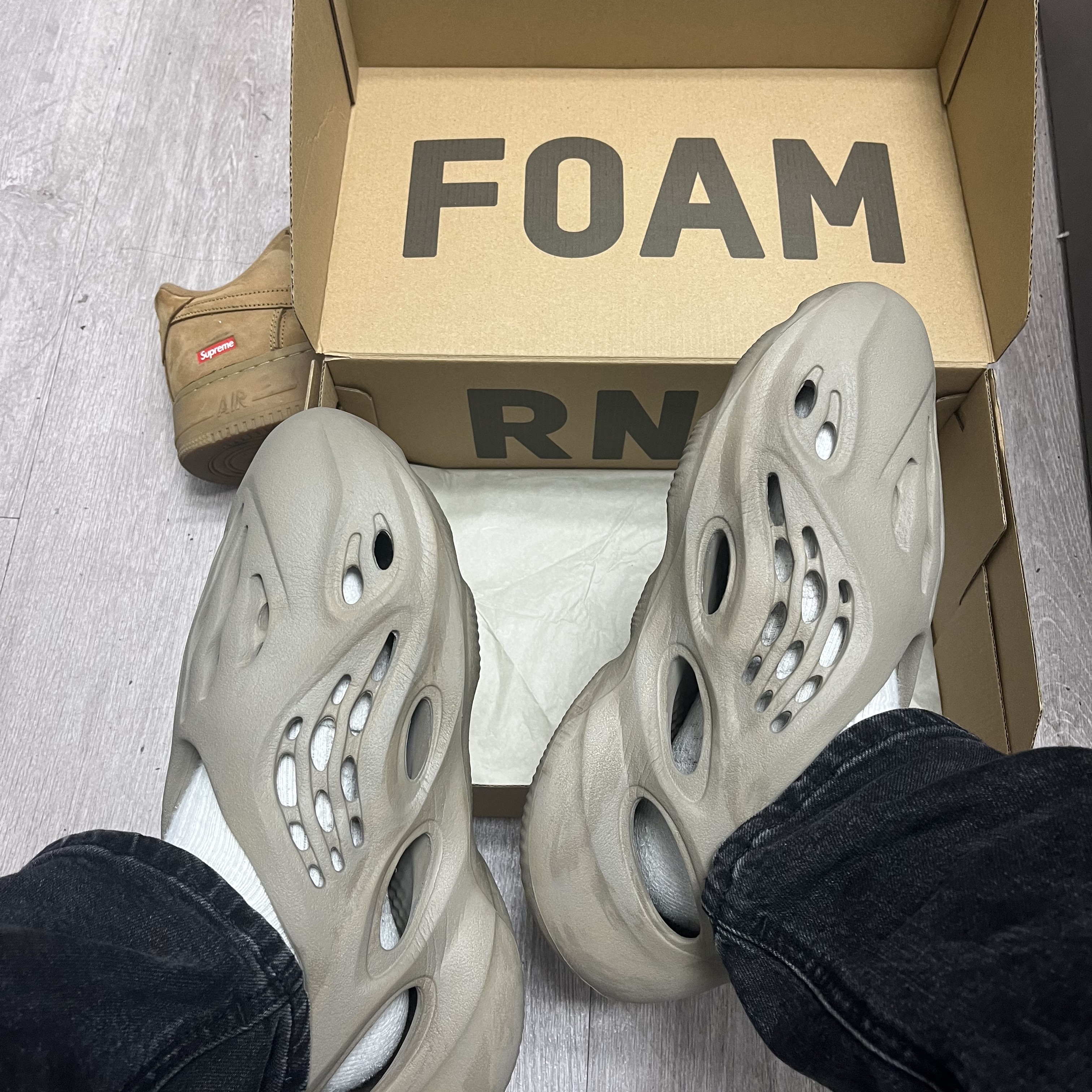 Adidas Yeezy Foam RNNR Stone Sage 착용 스타일