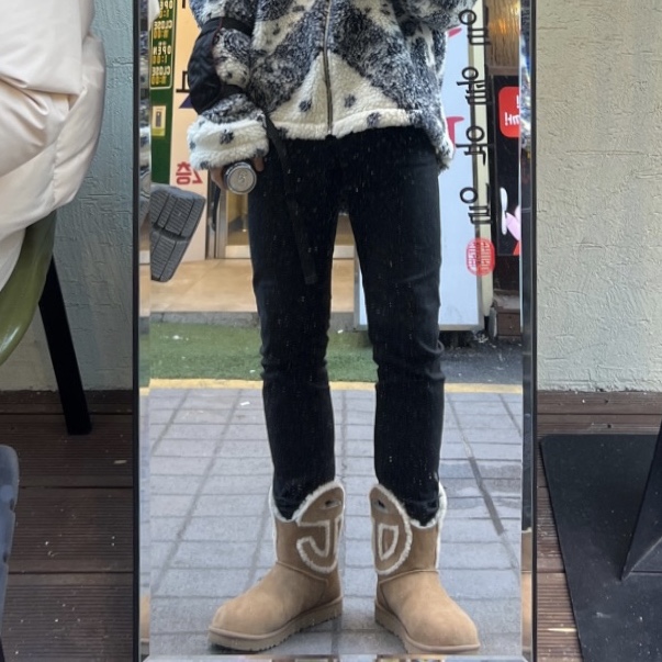 Balenciaga D Ring Belt Grey Red, UGG x Telfar Logo Mini Chestnut 착용 스타일 - 5