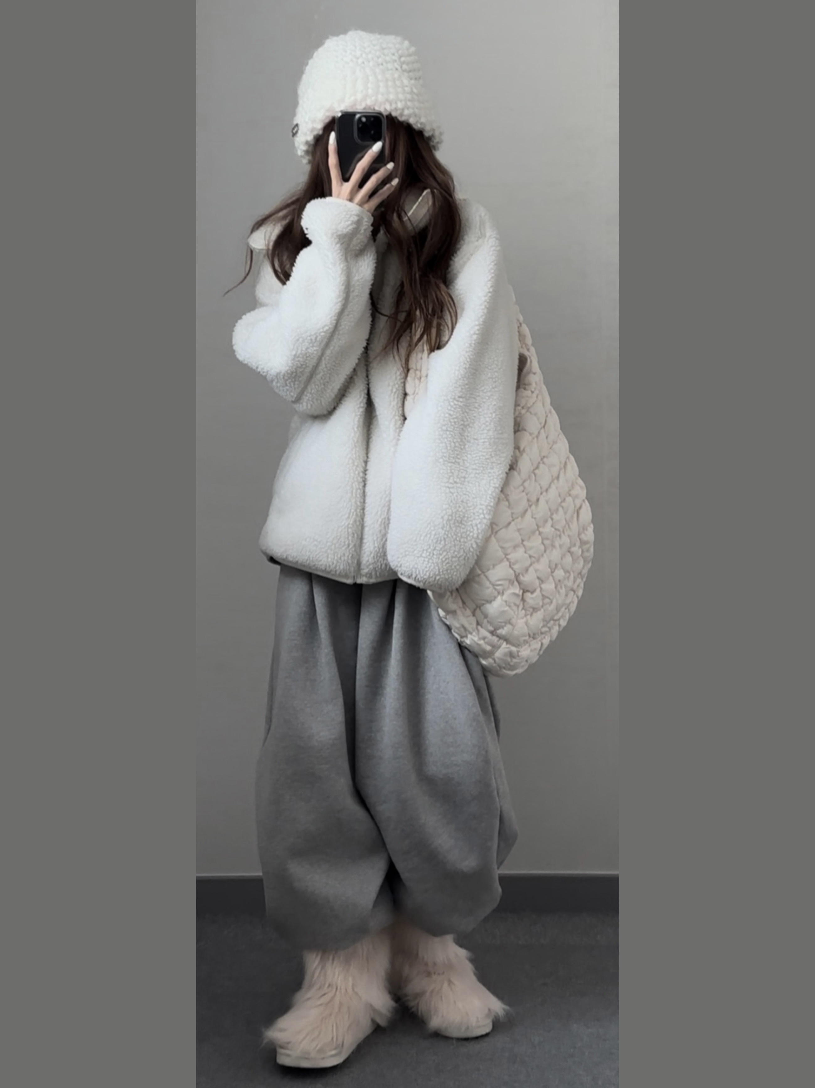 COS Quilted Oversized Shoulder Bag Off White Light Beige, Apple iPhone 14 Pro 128GB Space Black (Korean Ver.) 착용 스타일 - 1