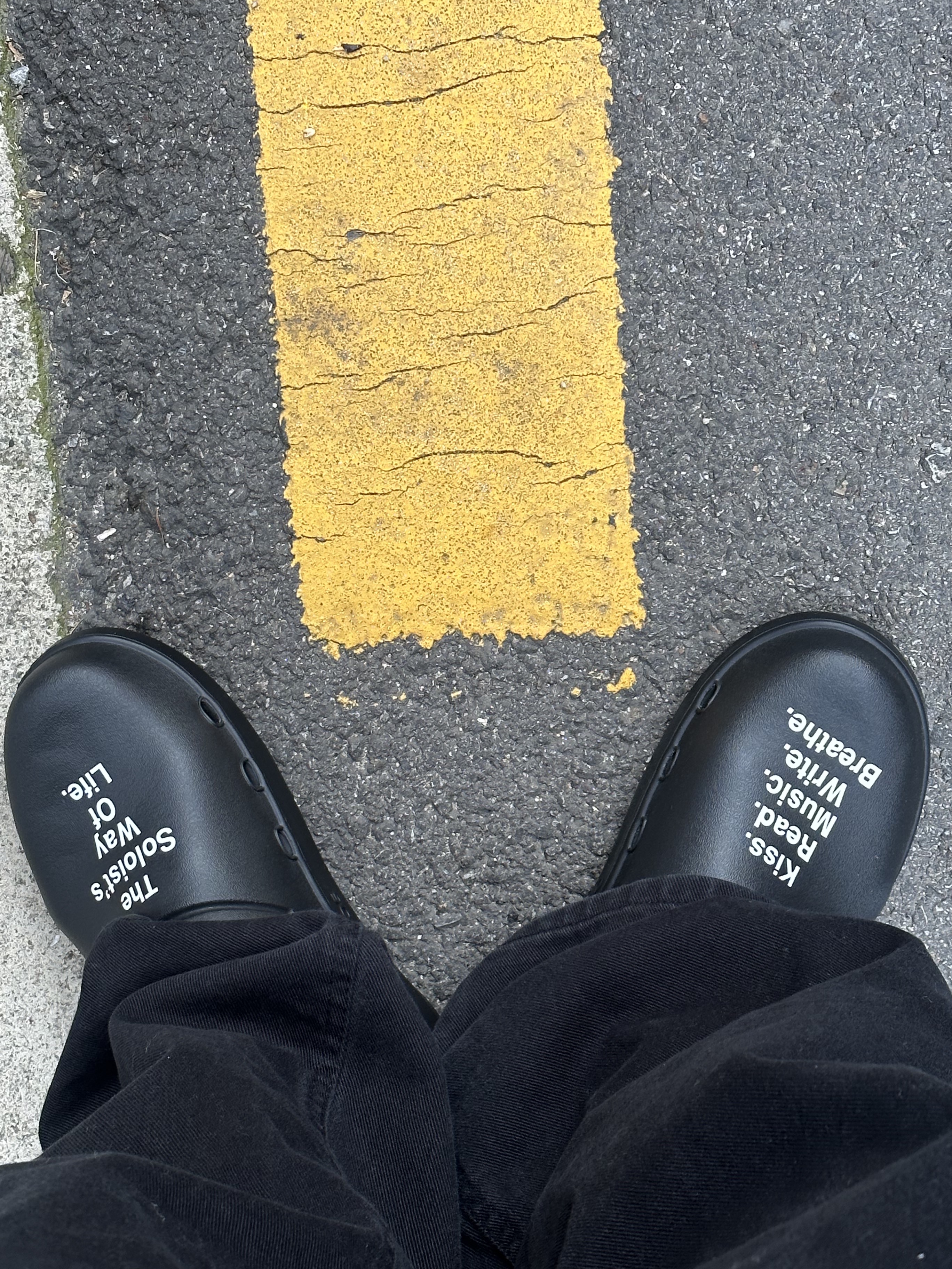 Oofos x Takahiromiyashita The Soloist The Soloist's Way Of Life Clog Black White 착용 스타일 - 3
