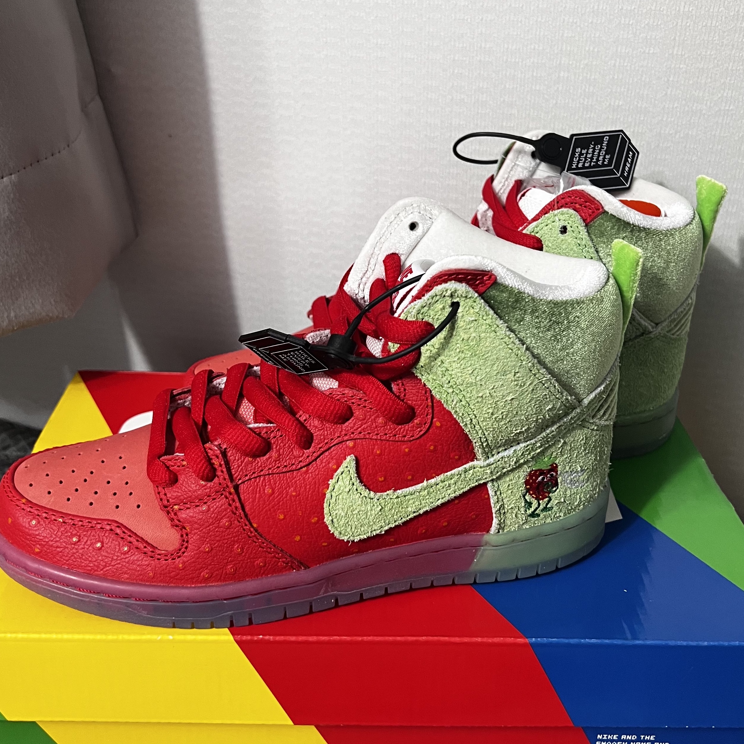 Nike SB Dunk High Pro QS Strawberry 착용 스타일 - 3