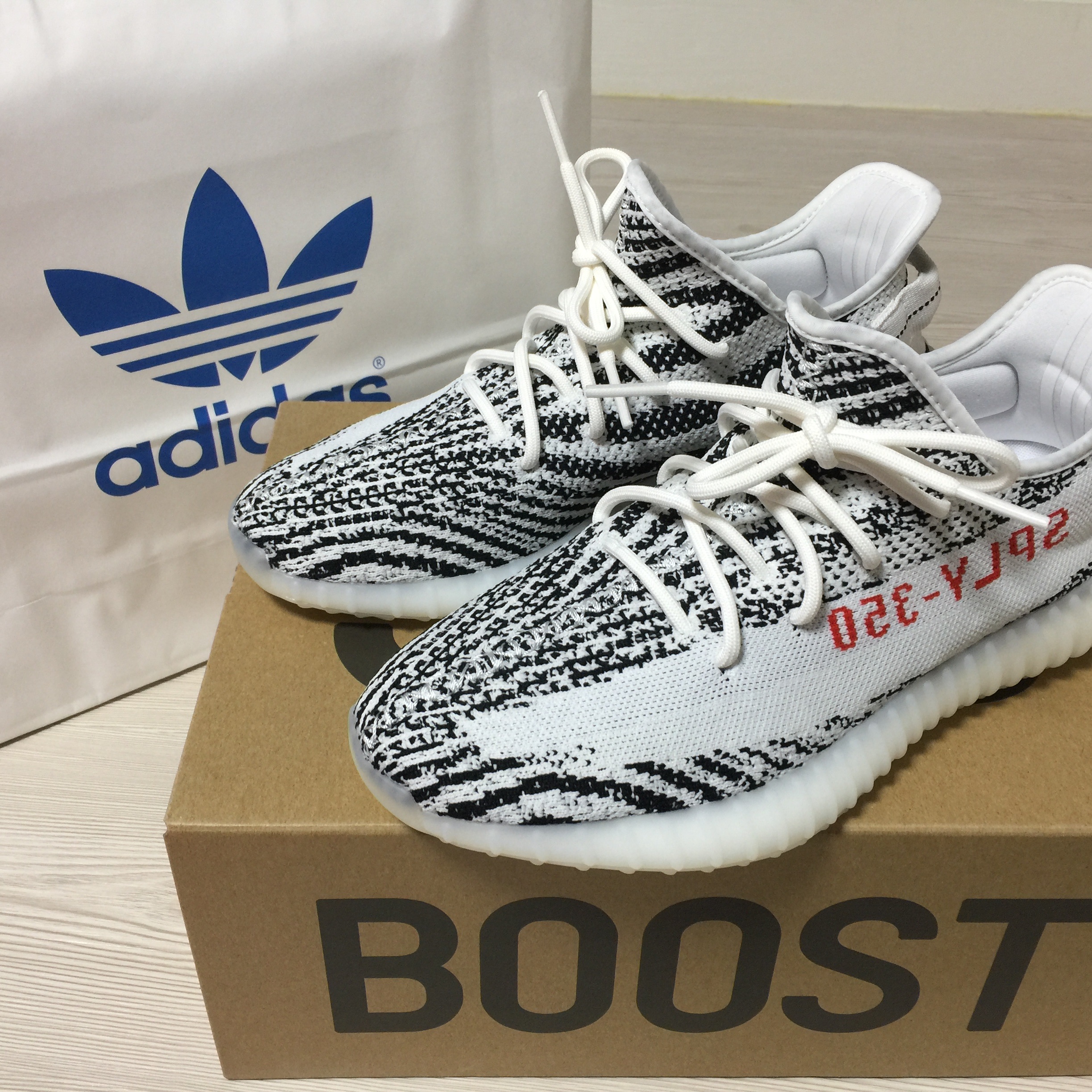 Adidas Yeezy Boost 350 V2 Zebra 2017/2019/2020 착용 스타일 - 1