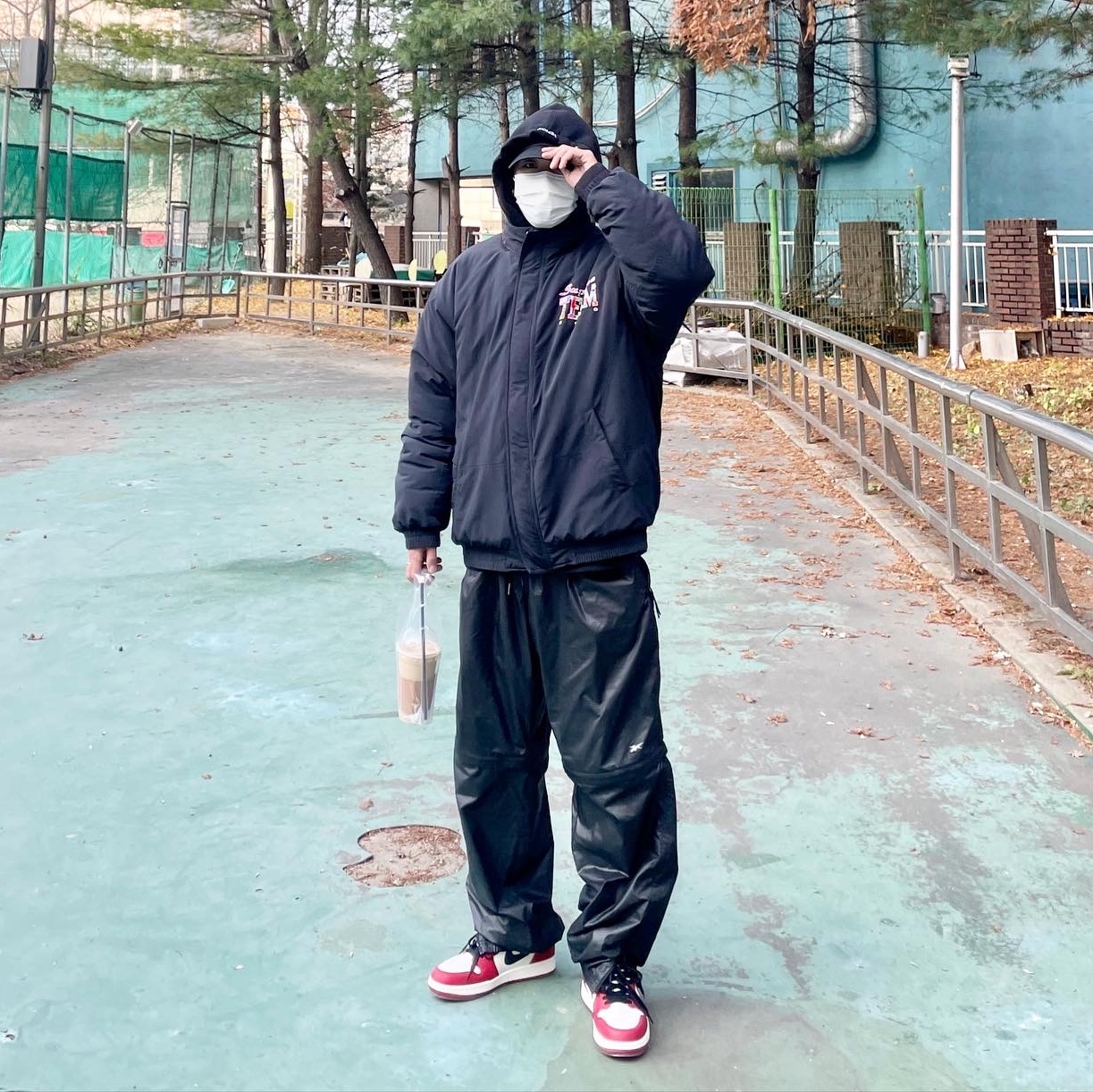 Jordan 1 Retro High OG Chicago 2022, Supreme Team Puffy Jacket Black - 20SS 착용 스타일 - 1